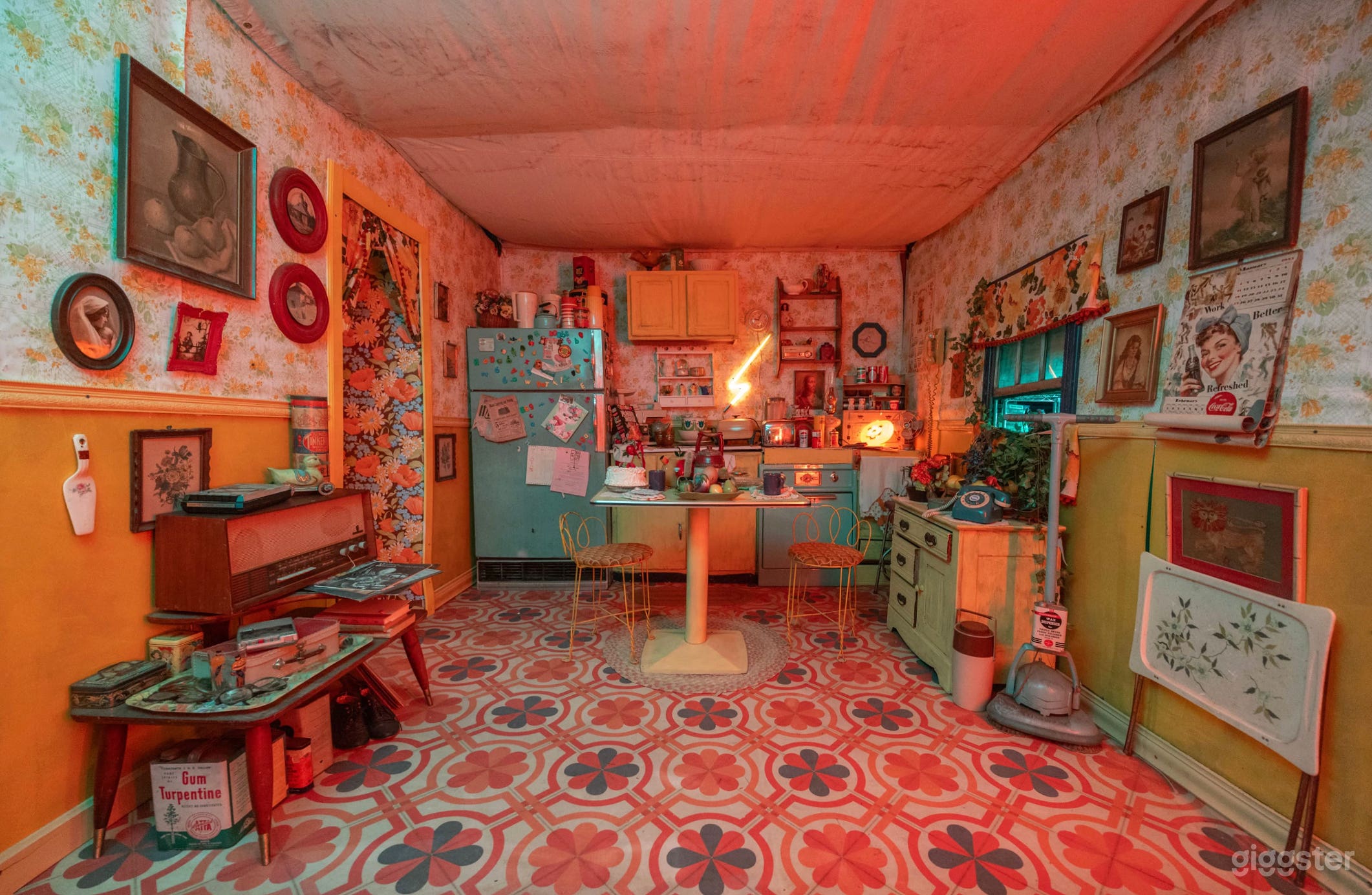 Surreal Photo Studio With Retro Vibes Photo 3