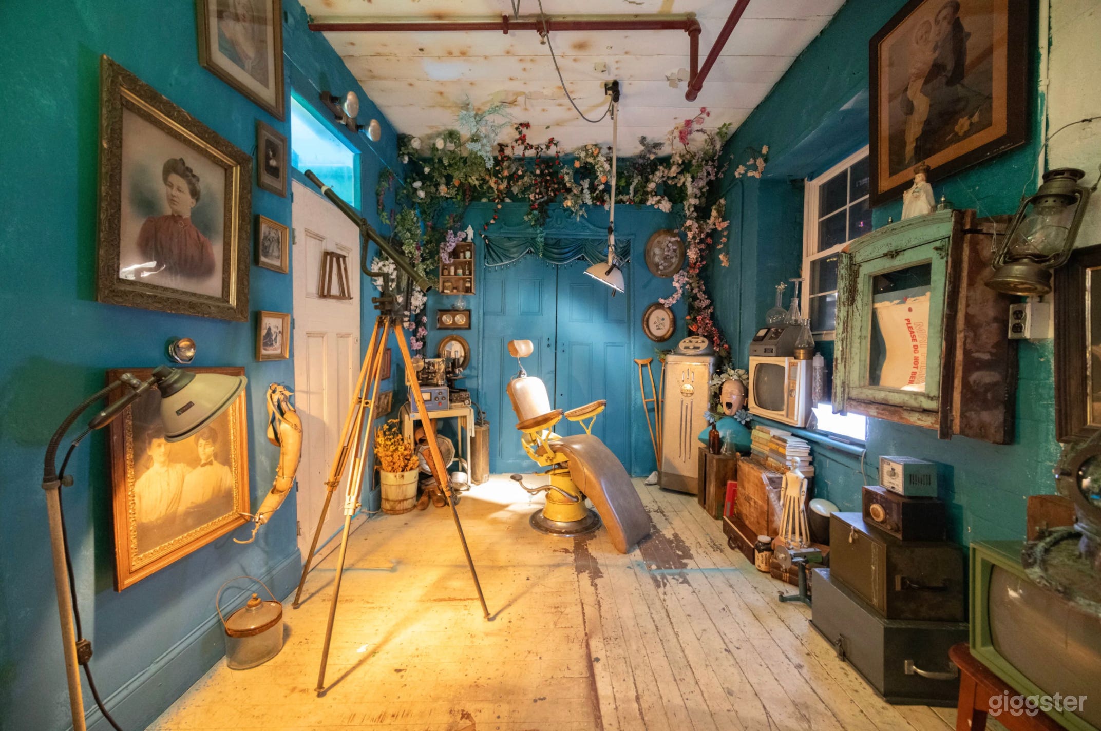 Surreal Photo Studio With Retro Vibes Photo 4