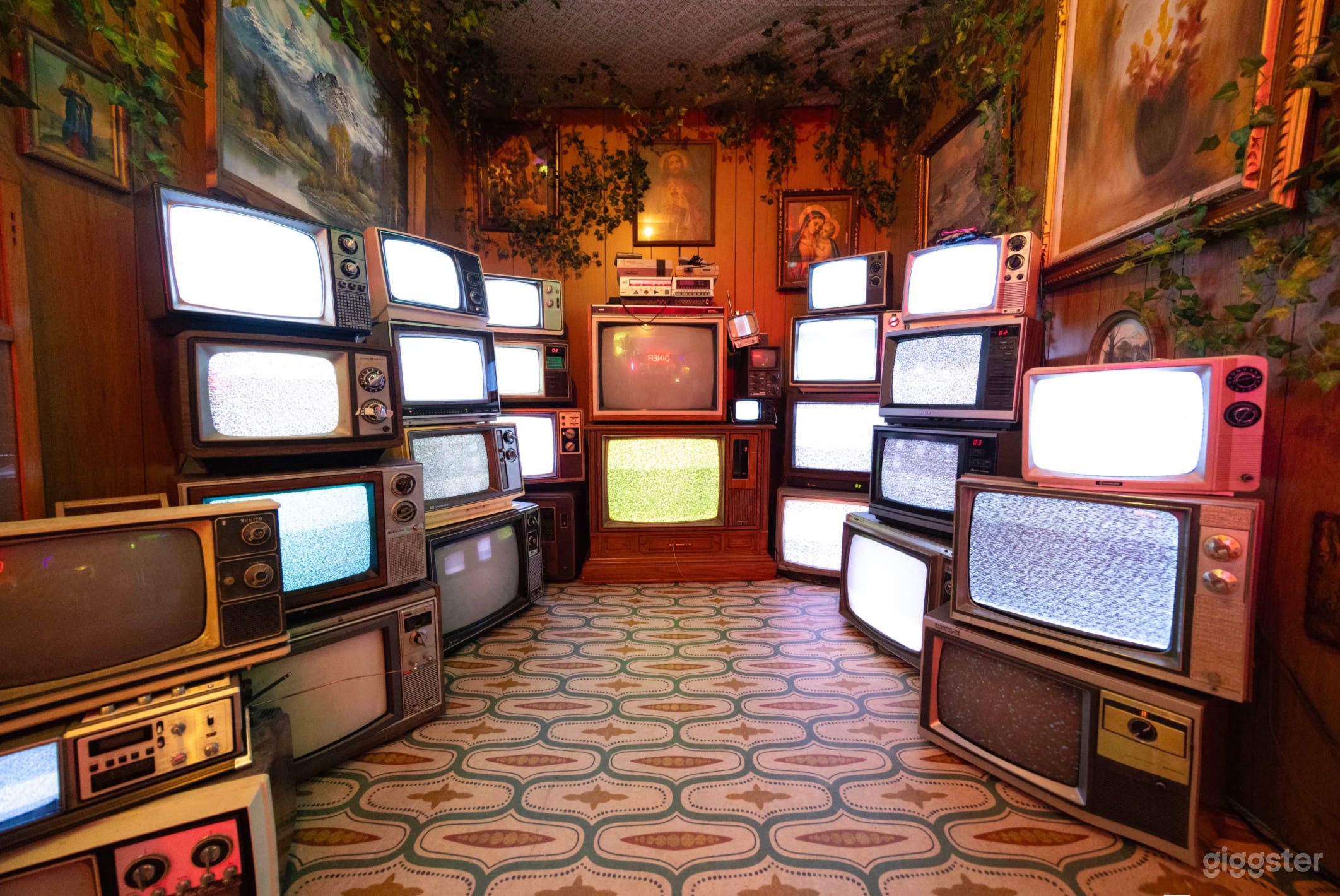 Surreal Photo Studio With Retro Vibes Photo 2