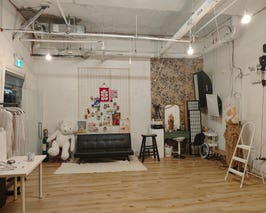  600sq ft space with make up table, lights, speaker, moniter with hdmi cable, and back ground drops of a lot of kind colors... 