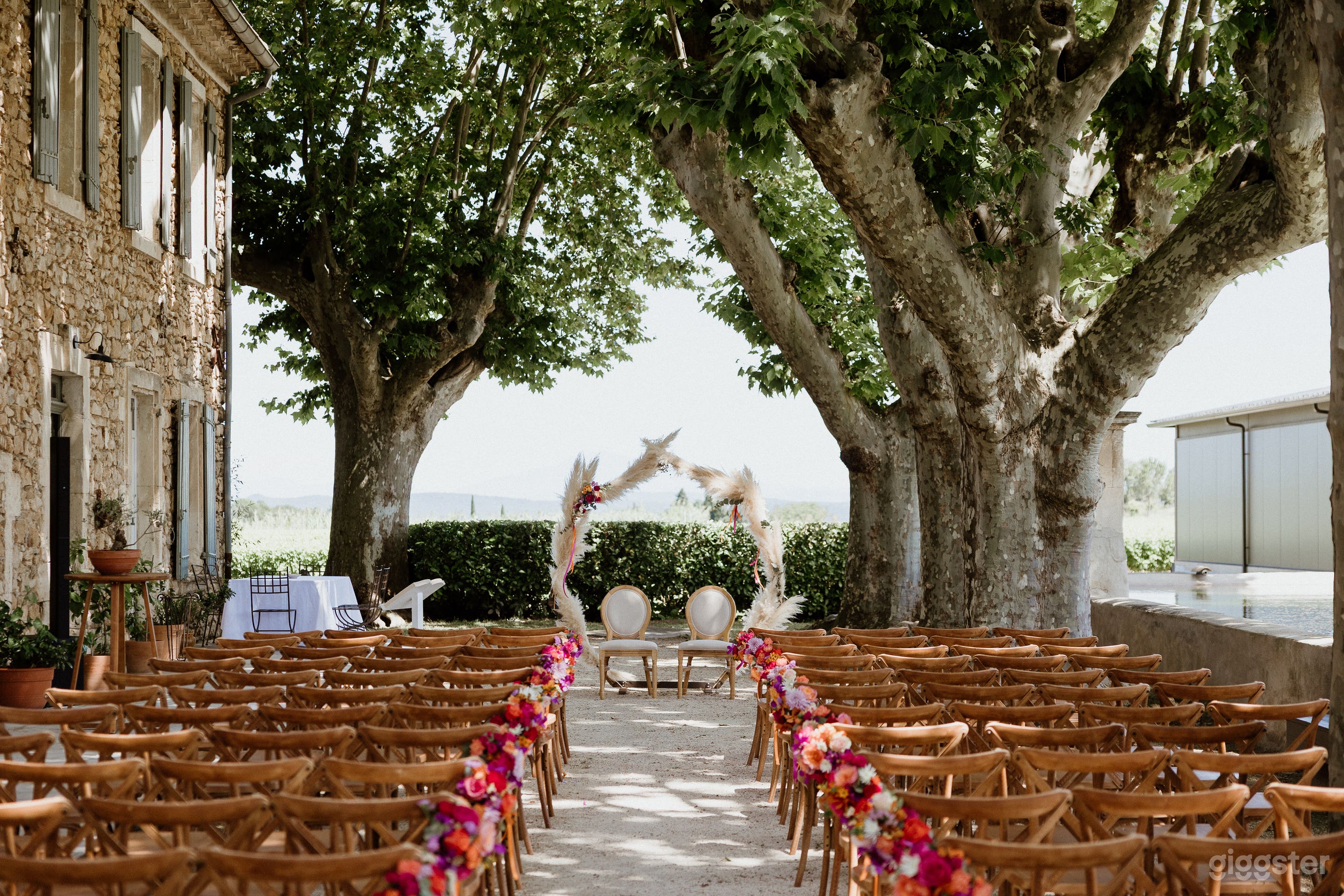Photo de Provençal Vineyard Estate with Glass Orangery and Scenic Gro 3