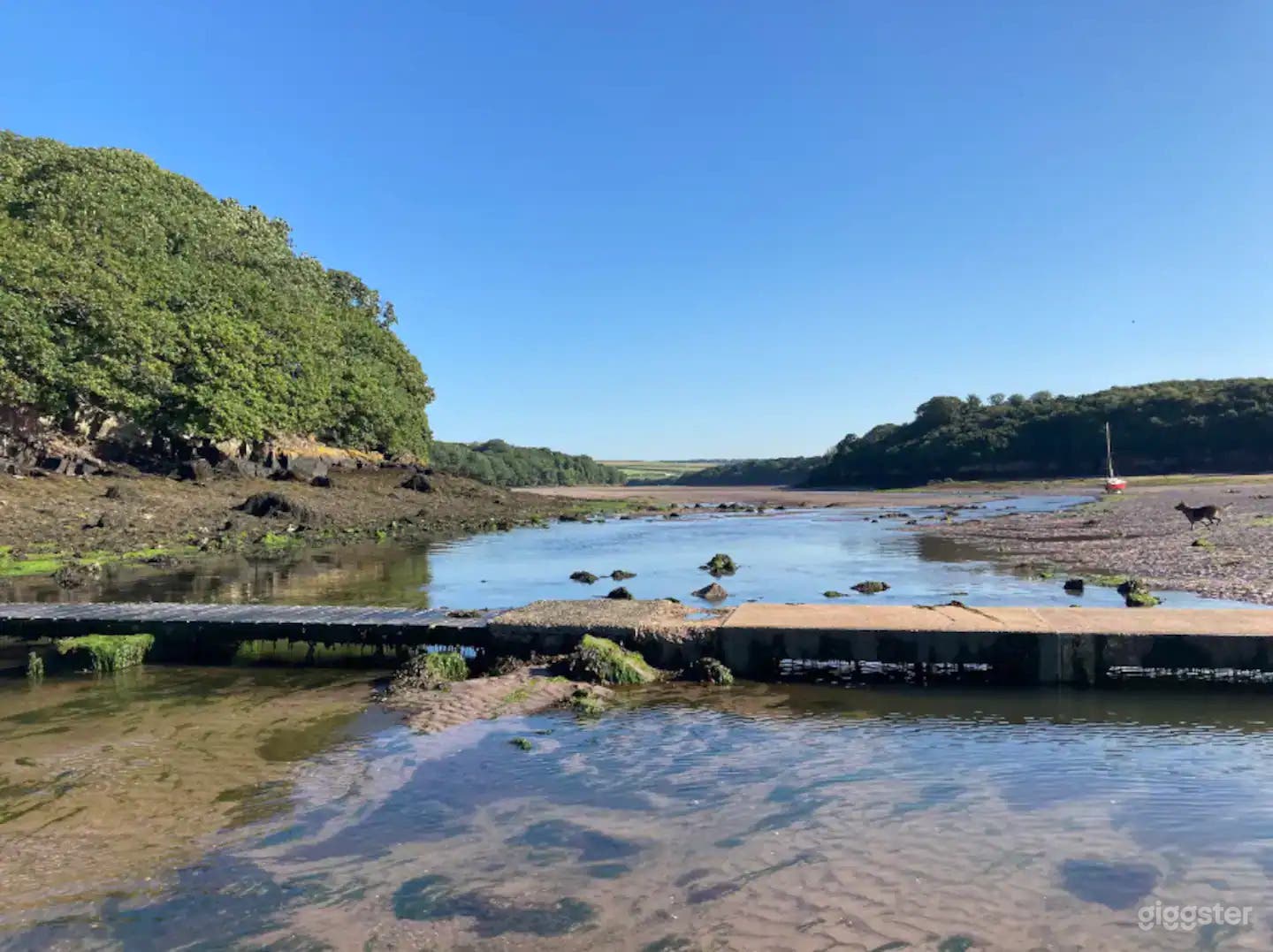 A crabbing bridge which can be accessed at low tide
