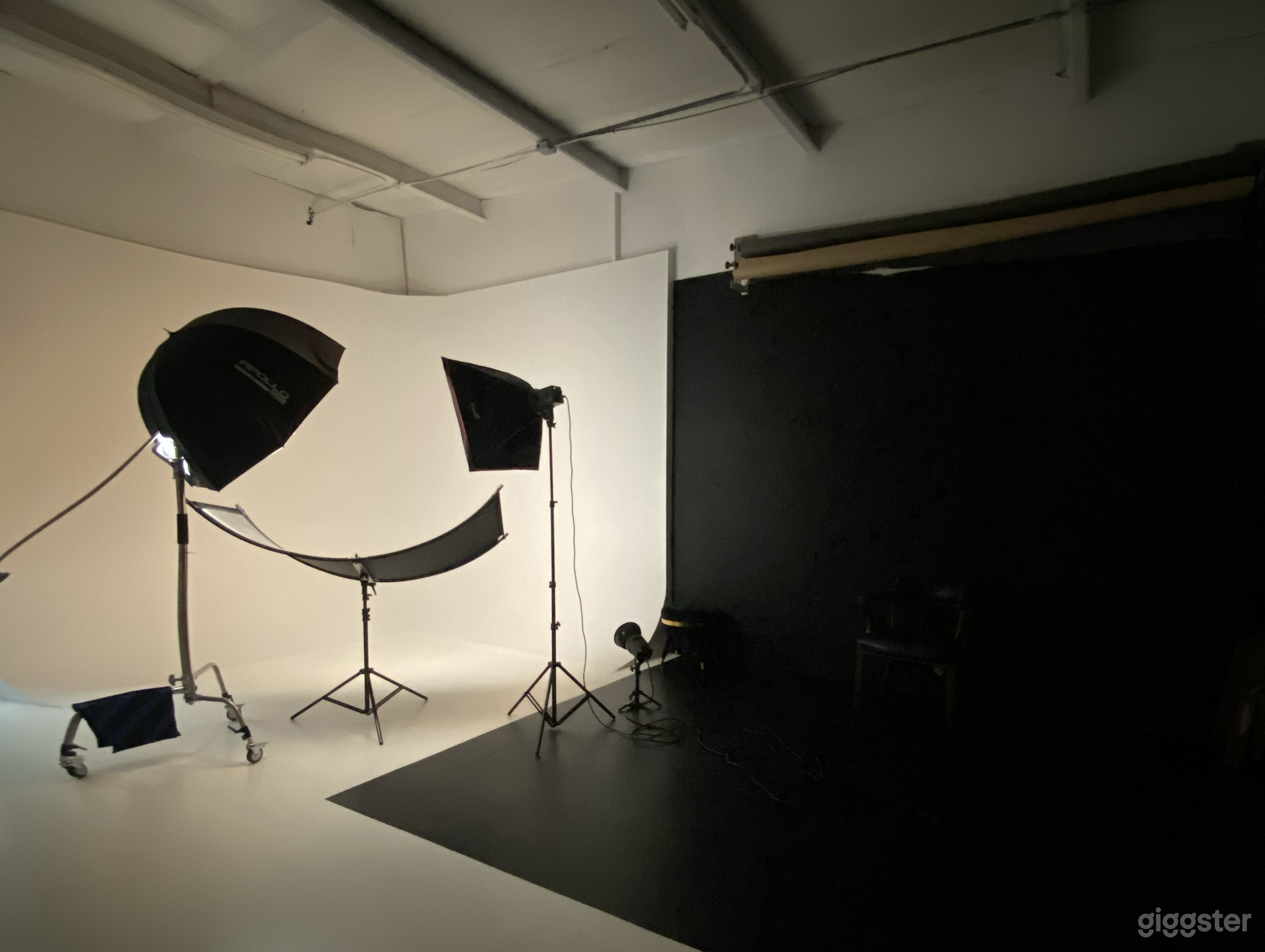 Cyclorama / Black Walls and Floor