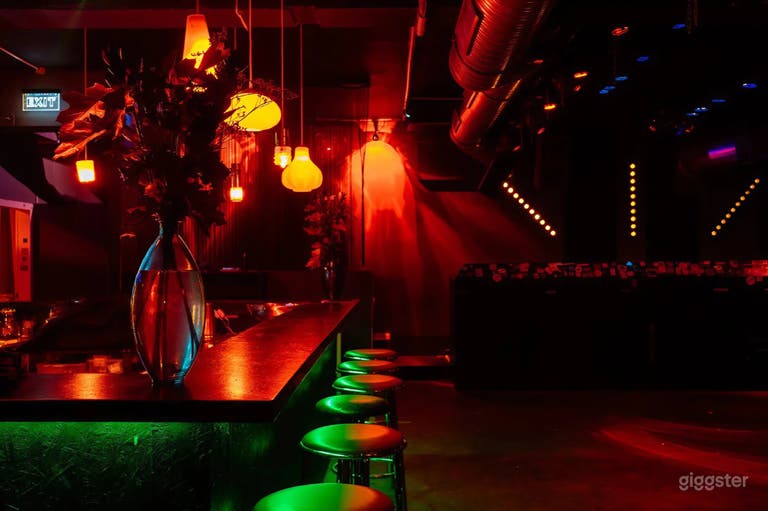  Lebhafter Berliner Electronic Music Club mit intimer Tanzfläche 