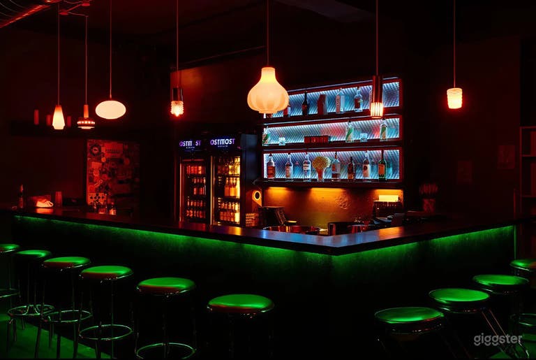  Lebhafter Berliner Electronic Music Club mit intimer Tanzfläche 