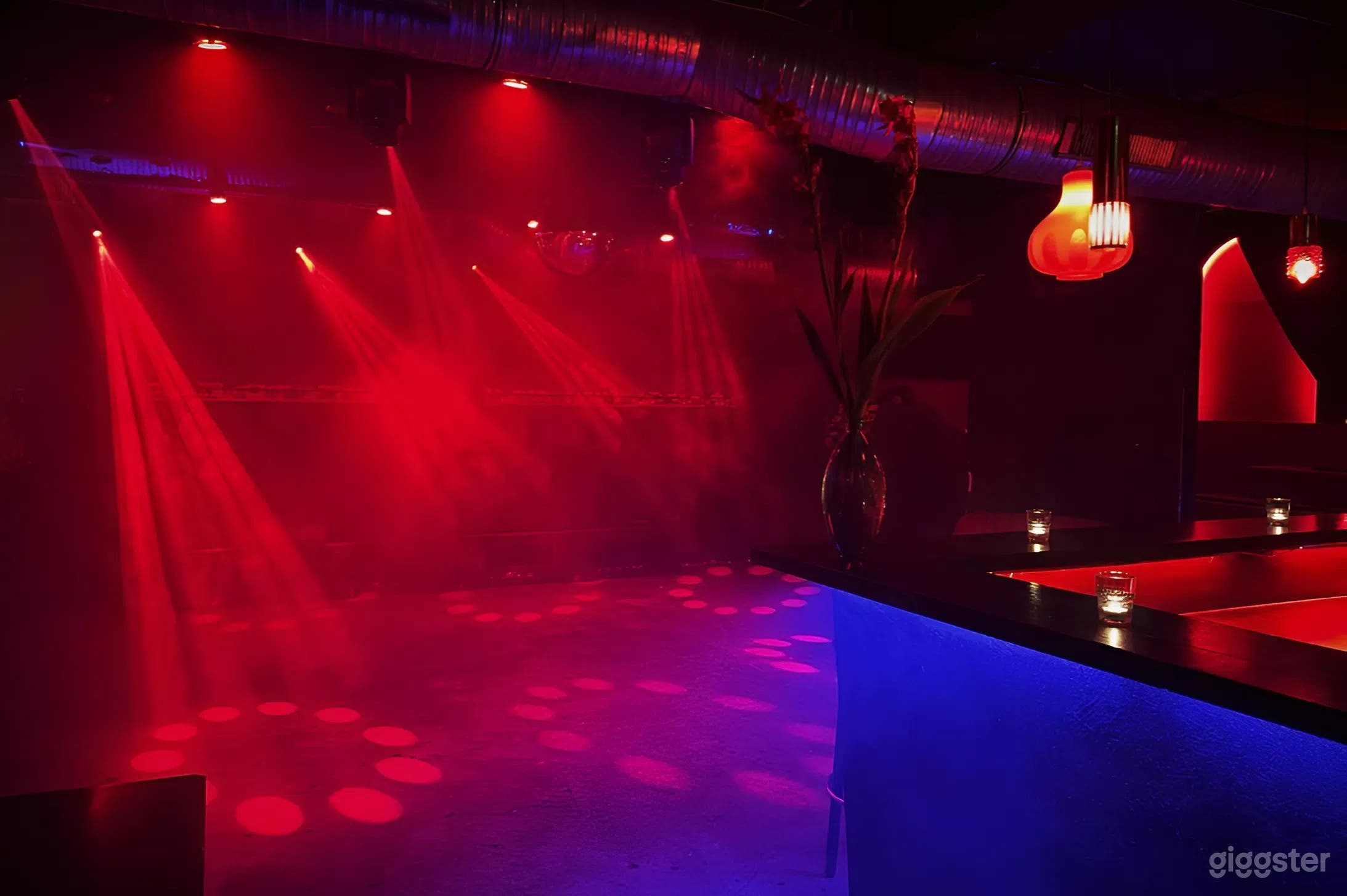 Lebhafter Berliner Electronic Music Club mit intimer Tanzfläche Foto 3
