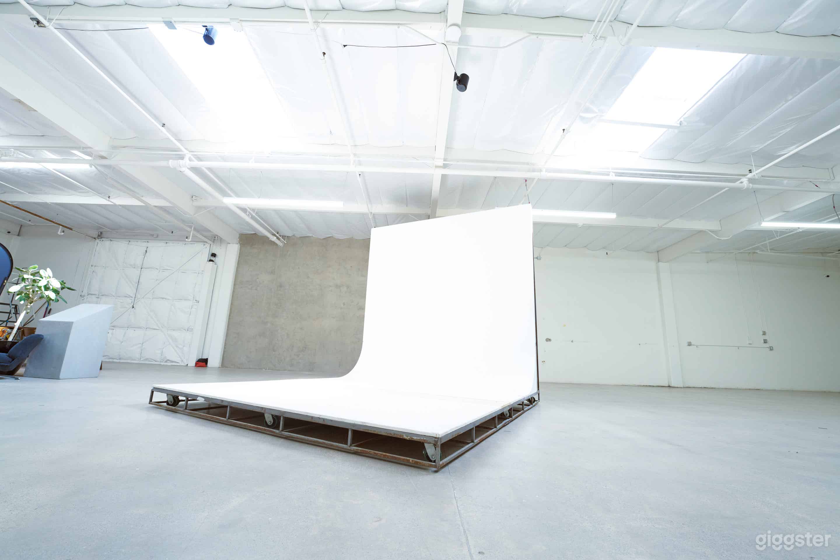 4,000 SQ FT Luxury Production/Event Studio + Cyc Wall Photo 4