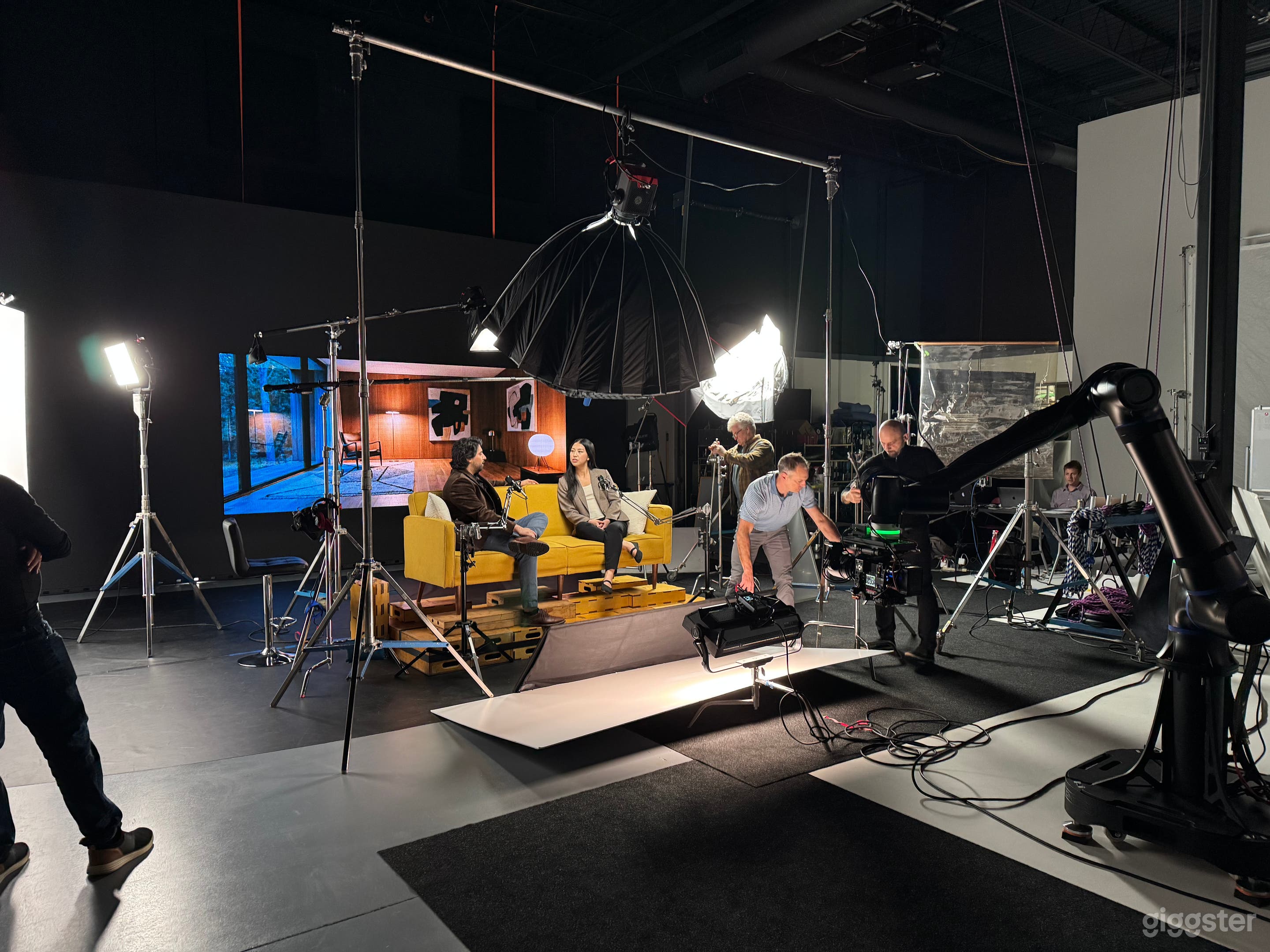 Commercial Studio | 45x45 Seamless CYC | Pro Gear Available Photo 3