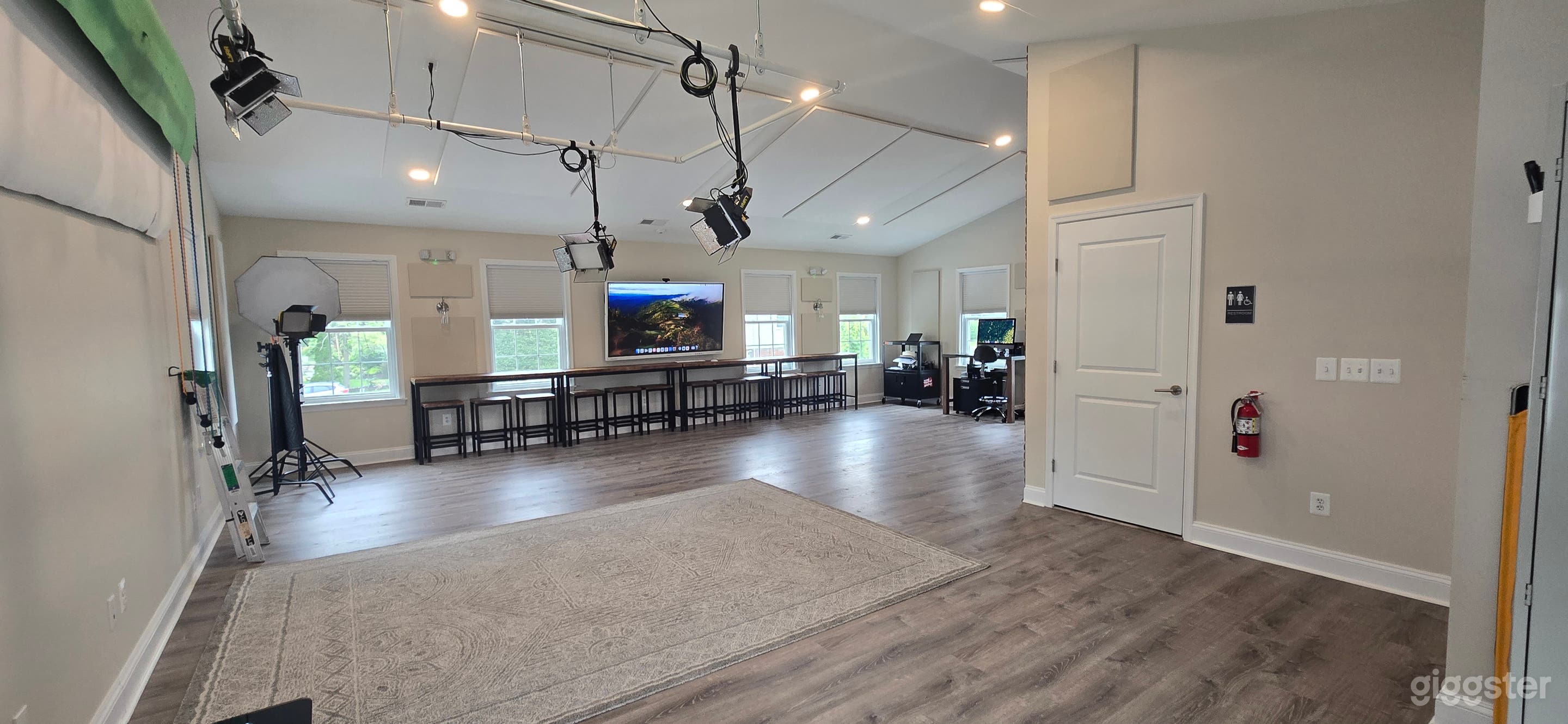 Studio with Open Floor Plan &amp; Natural Light Photo 4