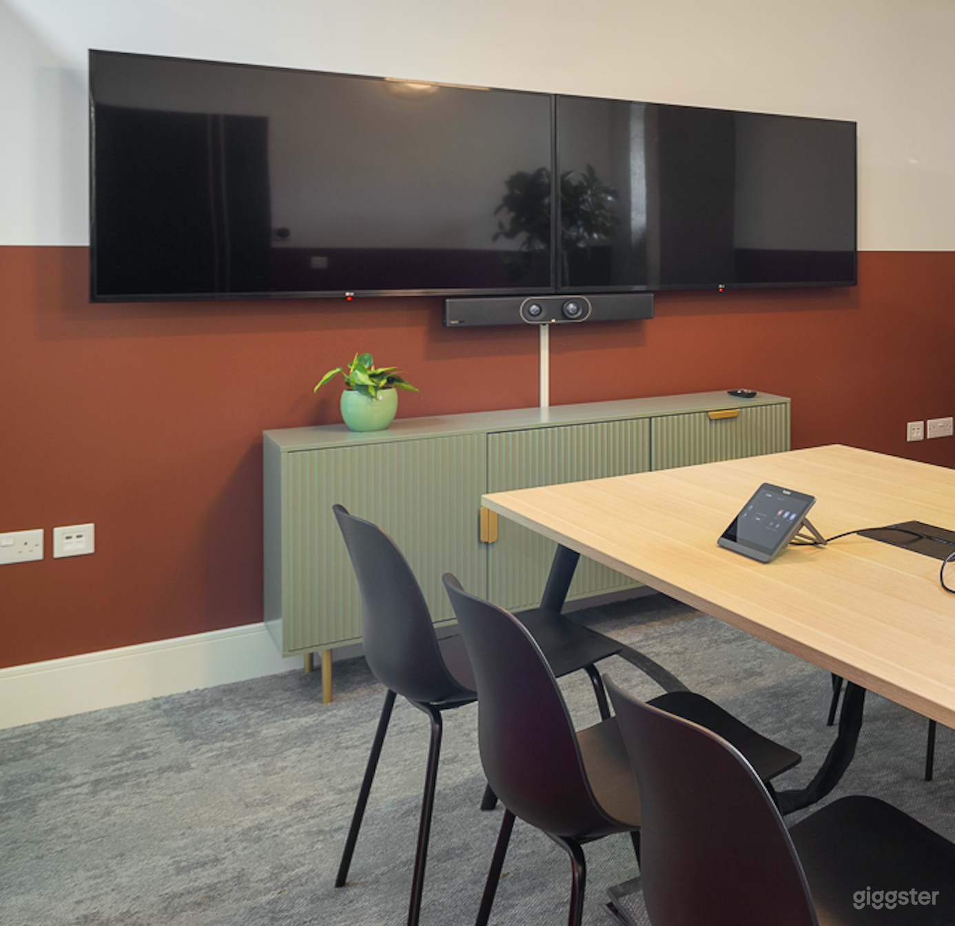 Trew Room Good For 8 Persons Photo 2