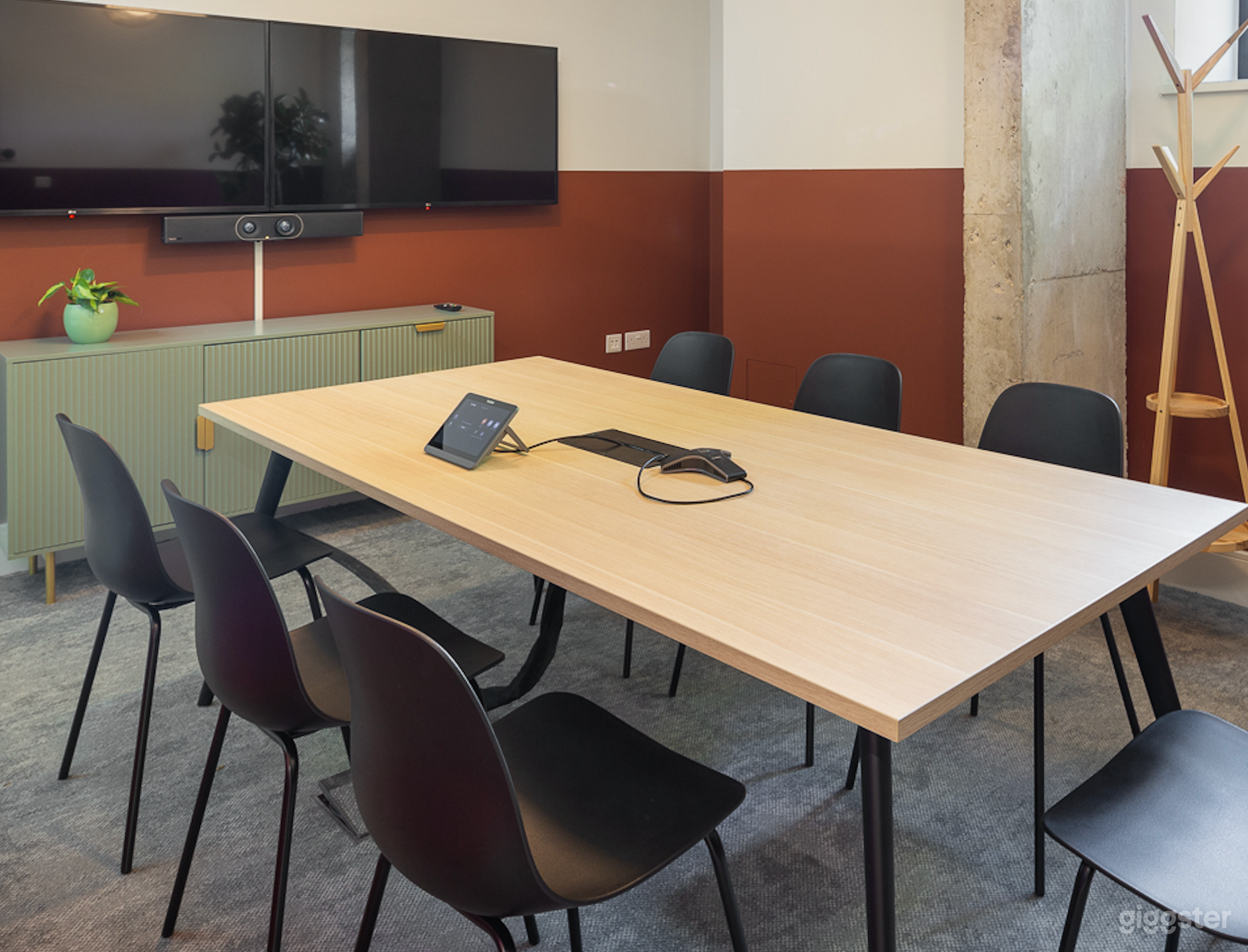 Trew Room Good For 8 Persons Photo 4