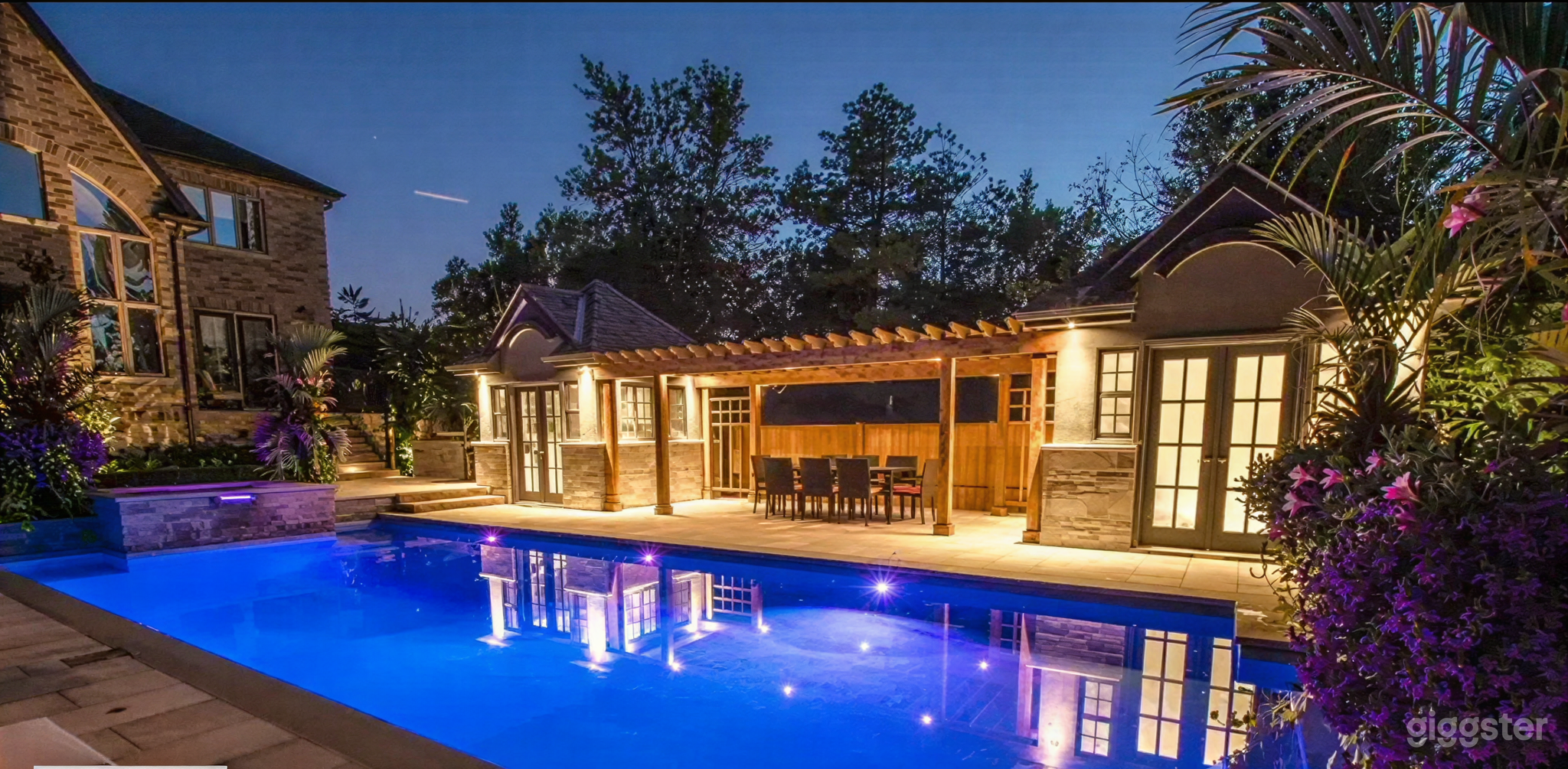 Boutique Hotel-feel. Backyard pool+fireplace+hot tub+dining Photo 1