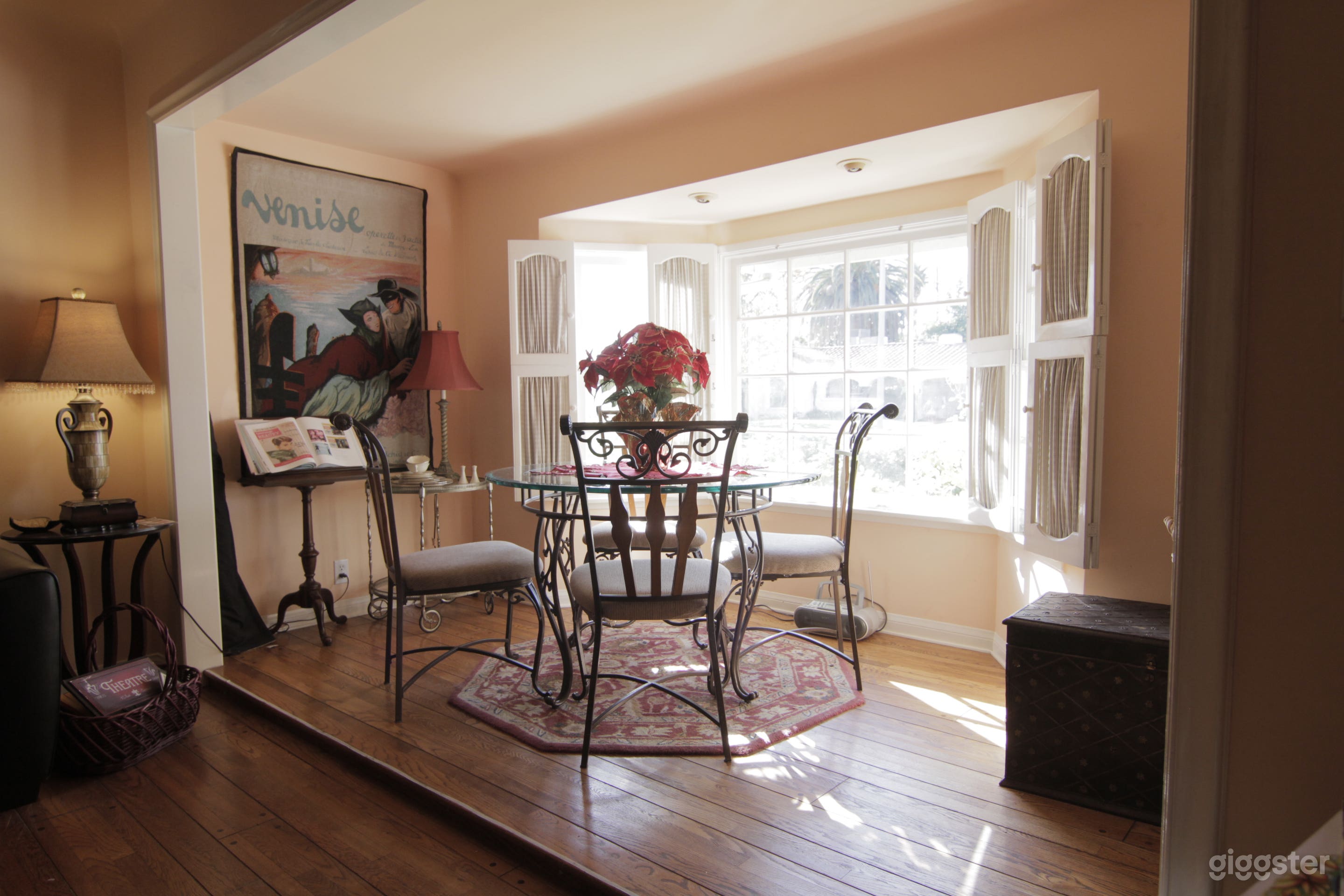 Gorgeous Home with a Lovely Backyard Garden Photo 2