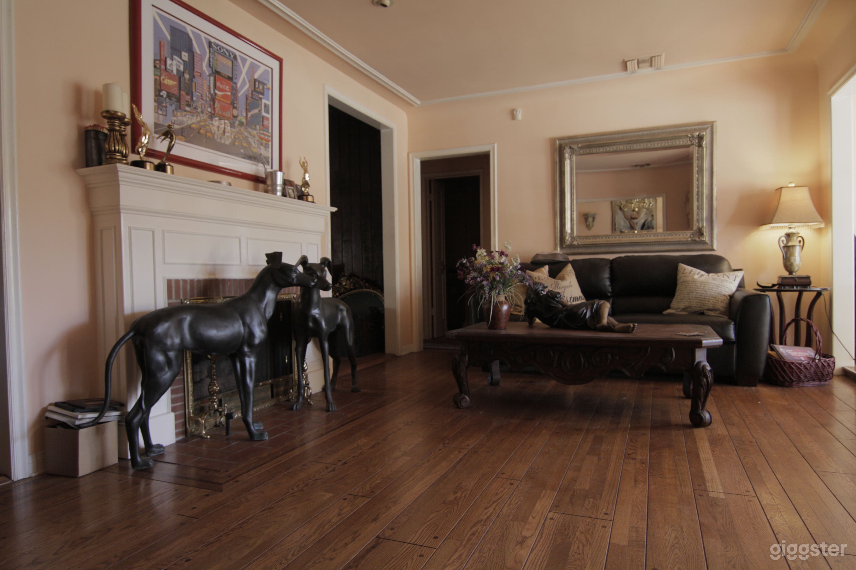 Gorgeous Home with a Lovely Backyard Garden Photo 4