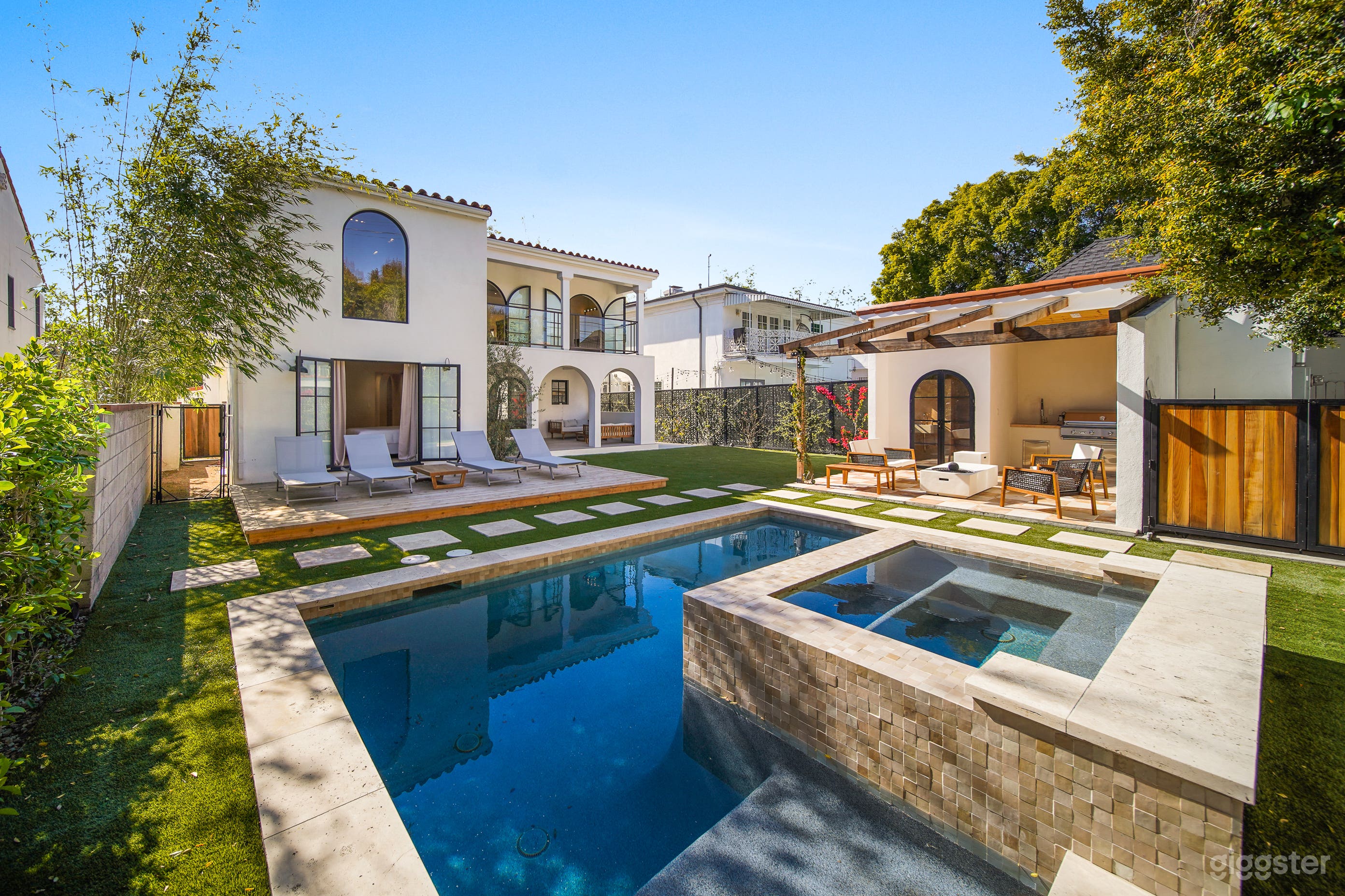 MODERN SPANISH VILLA WITH ARCHES, BEAMS &amp; POOL Photo 2