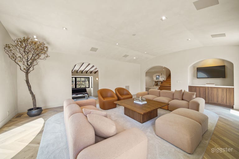  MODERN SPANISH VILLA WITH ARCHES, BEAMS & POOL 