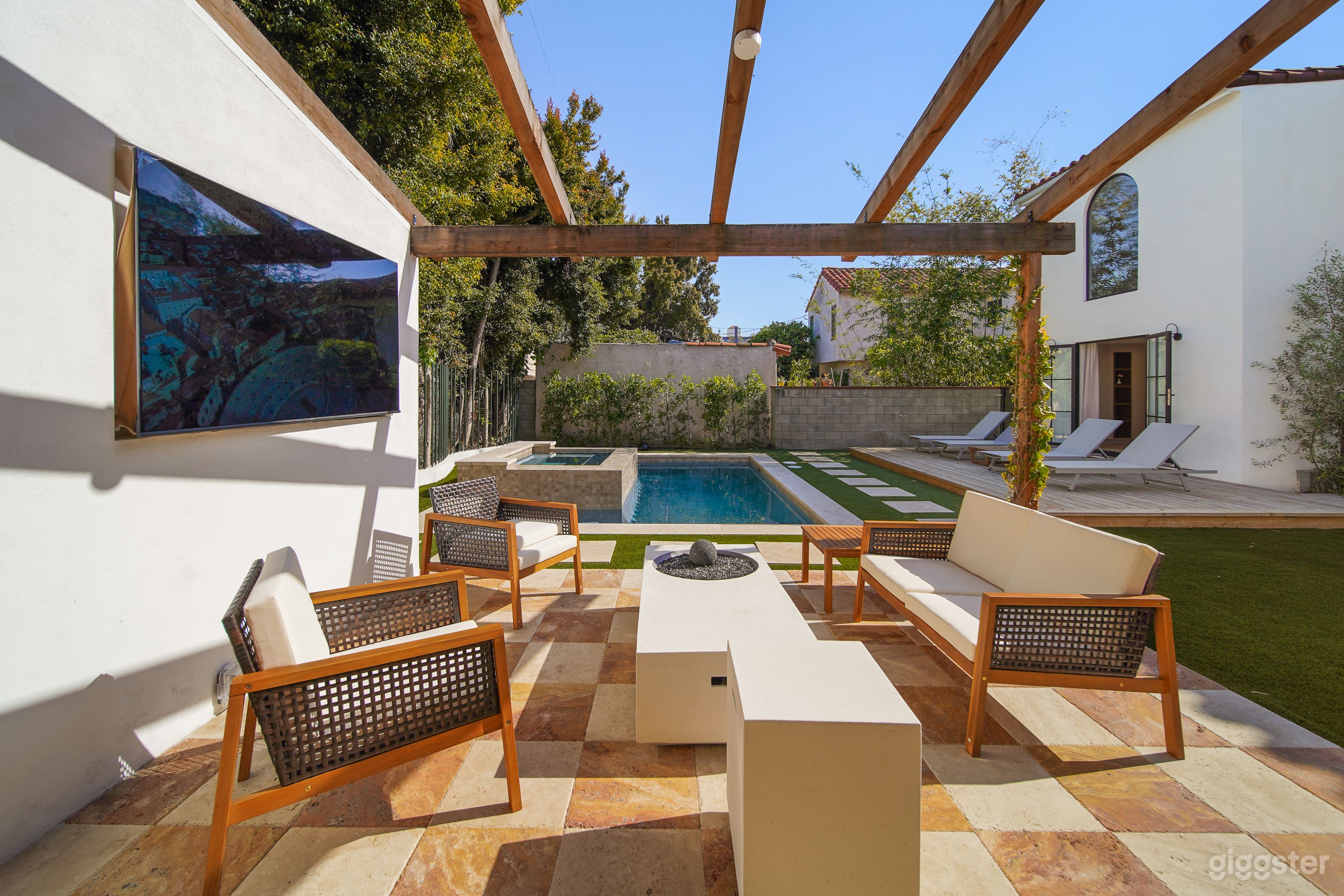 MODERN SPANISH VILLA WITH ARCHES, BEAMS &amp; POOL Photo 4