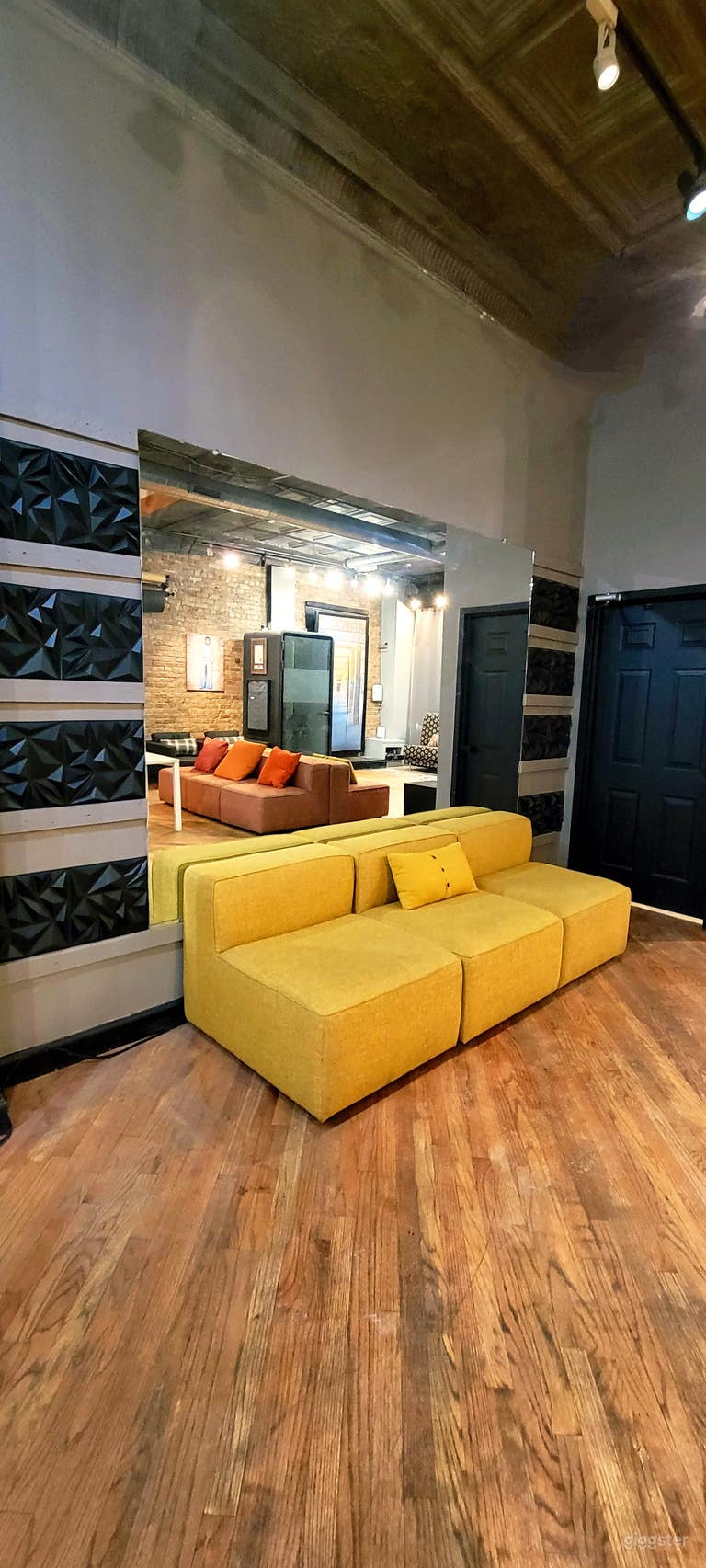  Storefront in Wicker Park 