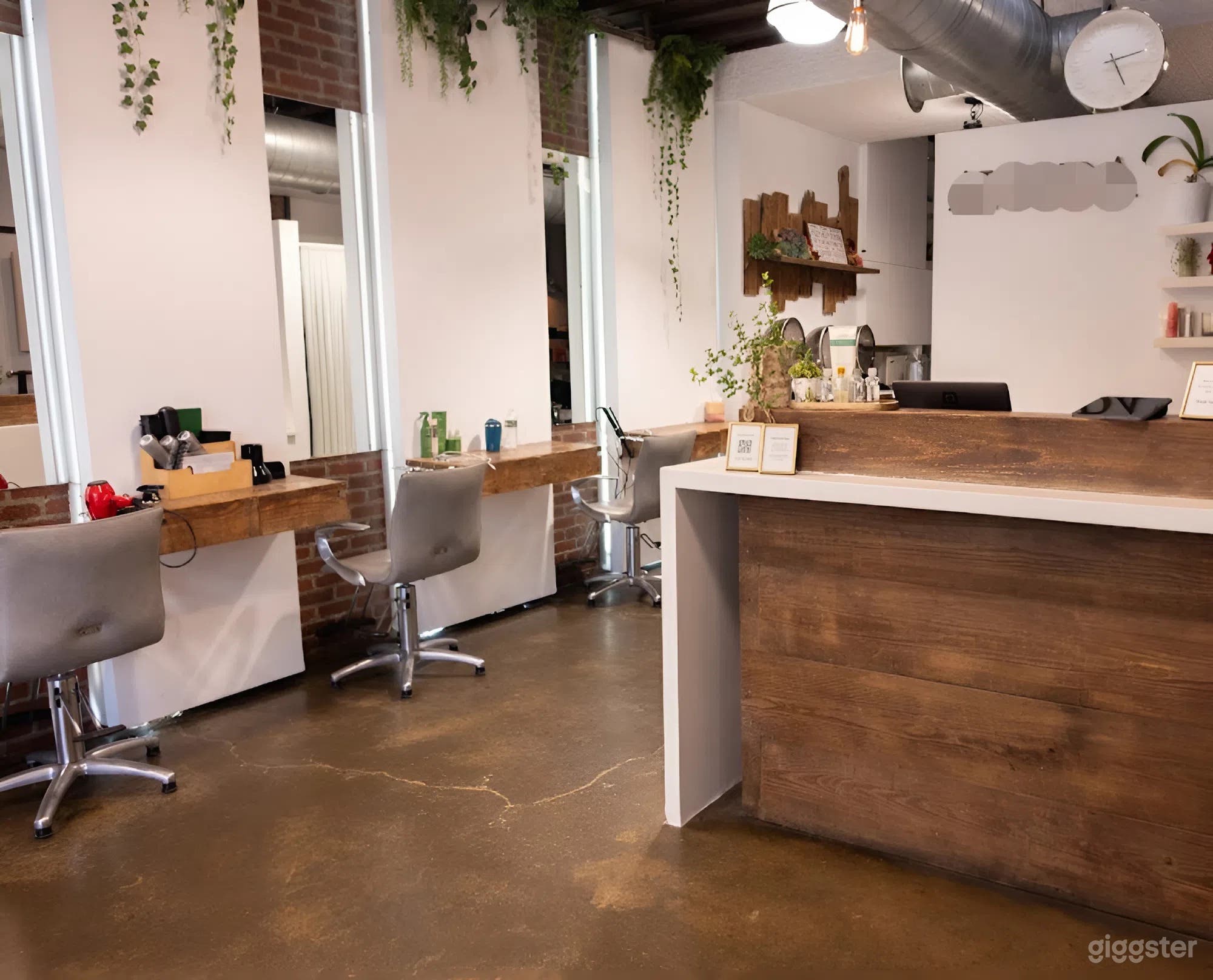 Modern Salon and Spa Photo 4