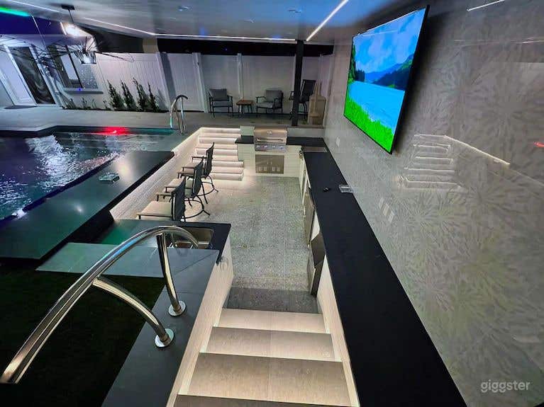 Modern LA-Style Outdoor Pool With Lounge Area Photo 2