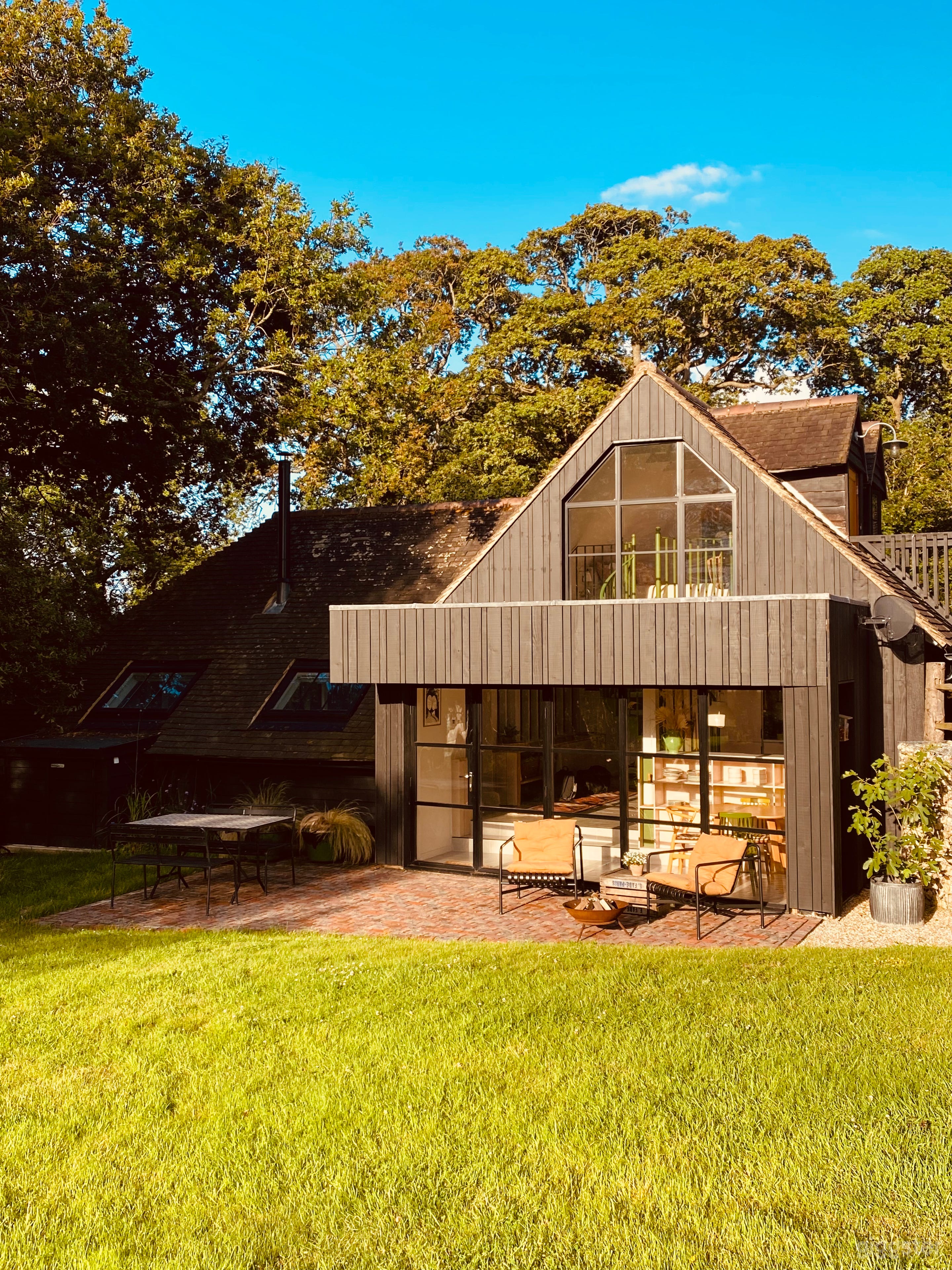 Rural Sussex barn and garden Photo 1