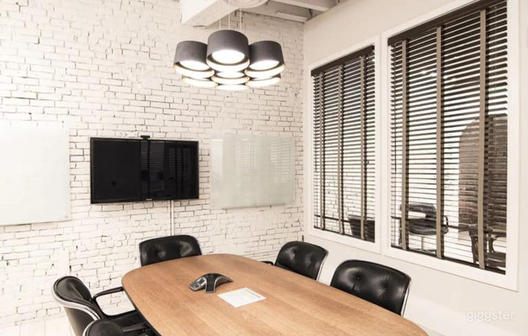  Sala de juntas elegante para equipos en Brookline Village 