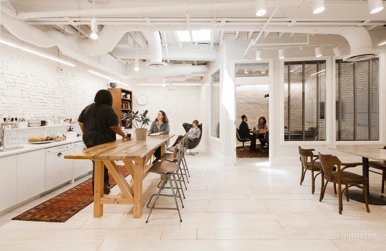  Sala de juntas elegante para equipos en Brookline Village 