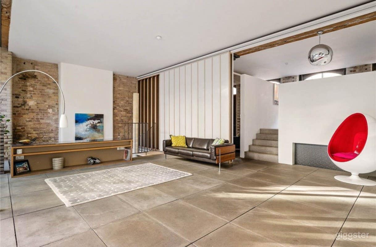 2,000 sq ft Minimalist Warehouse in a Great Location Photo 3