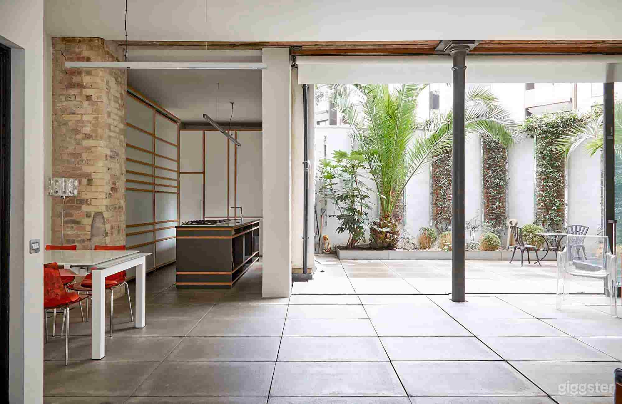 2,000 sq ft Minimalist Warehouse in a Great Location Photo 2