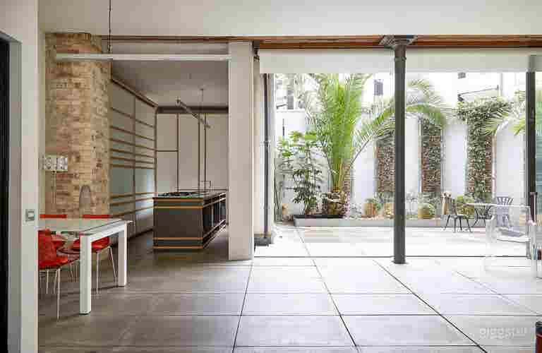  AlmacE9n minimalista de 2,000 sq ft en una gran ubicaciF3n 