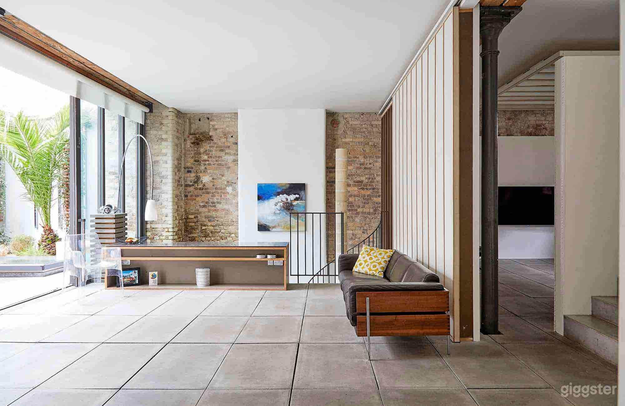 2,000 sq ft Minimalist Warehouse in a Great Location Photo 1
