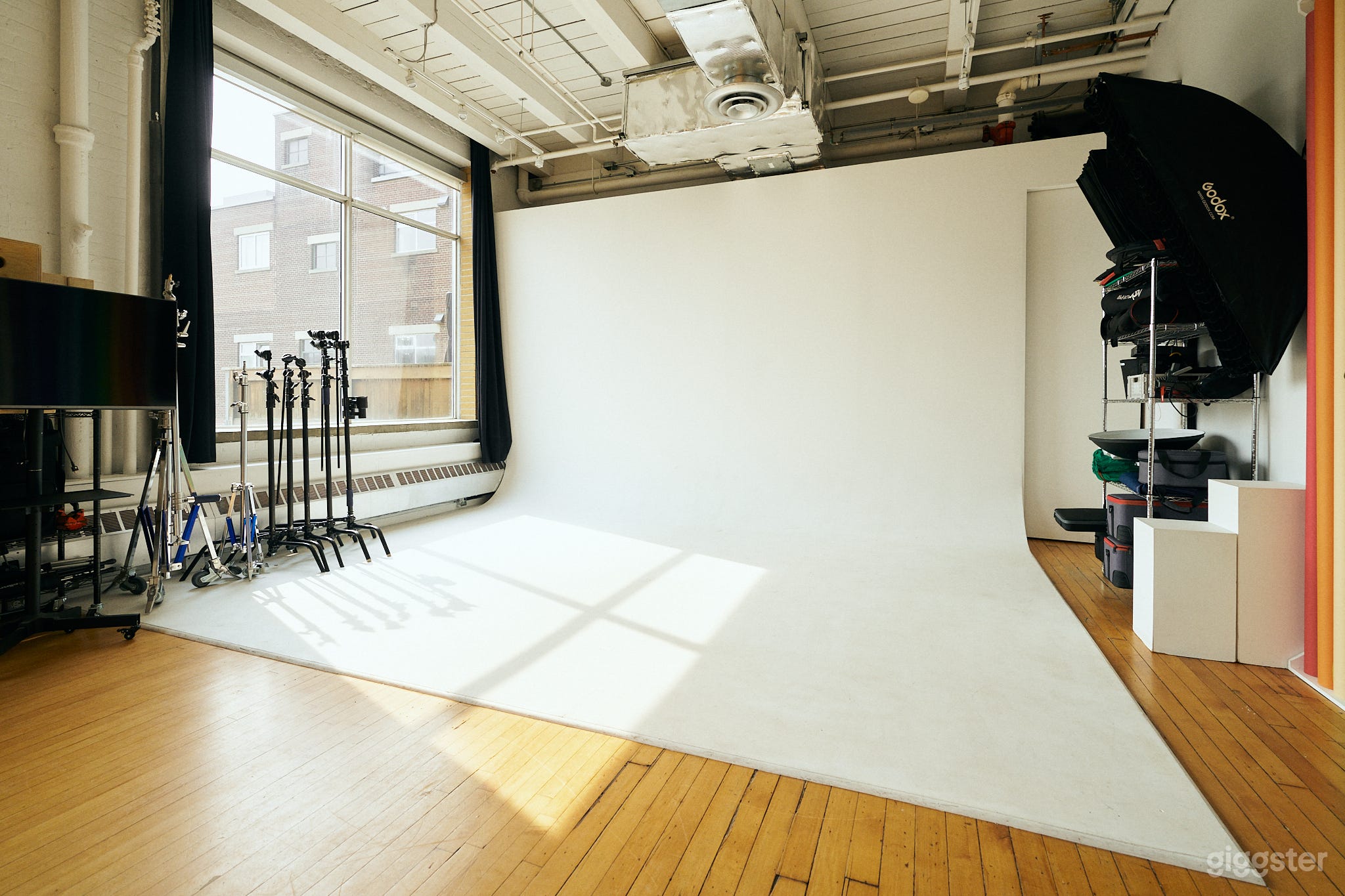 Light-Filled and Spacious Loft in Liberty Village Photo 1