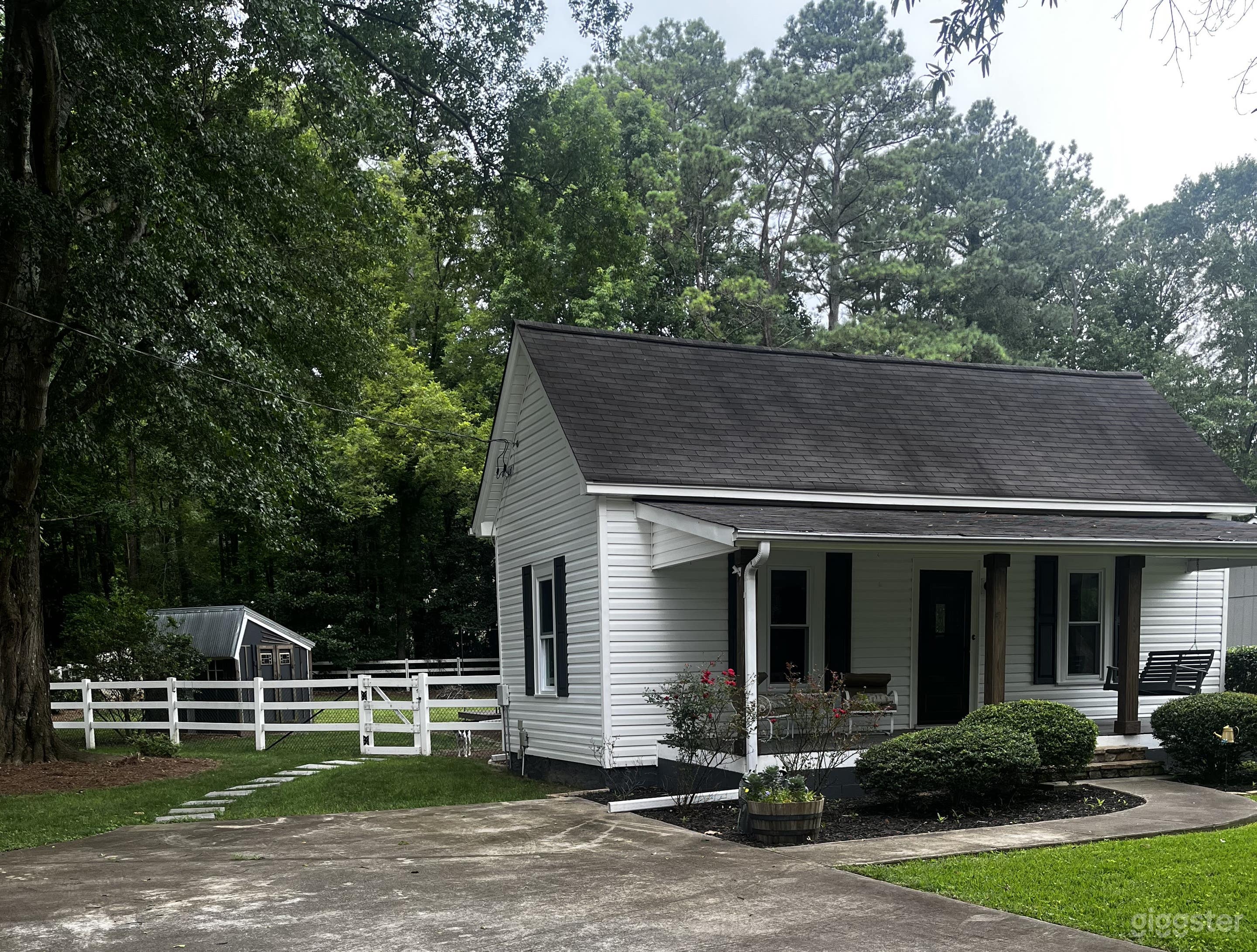 KJ's old farm style house Photo 4