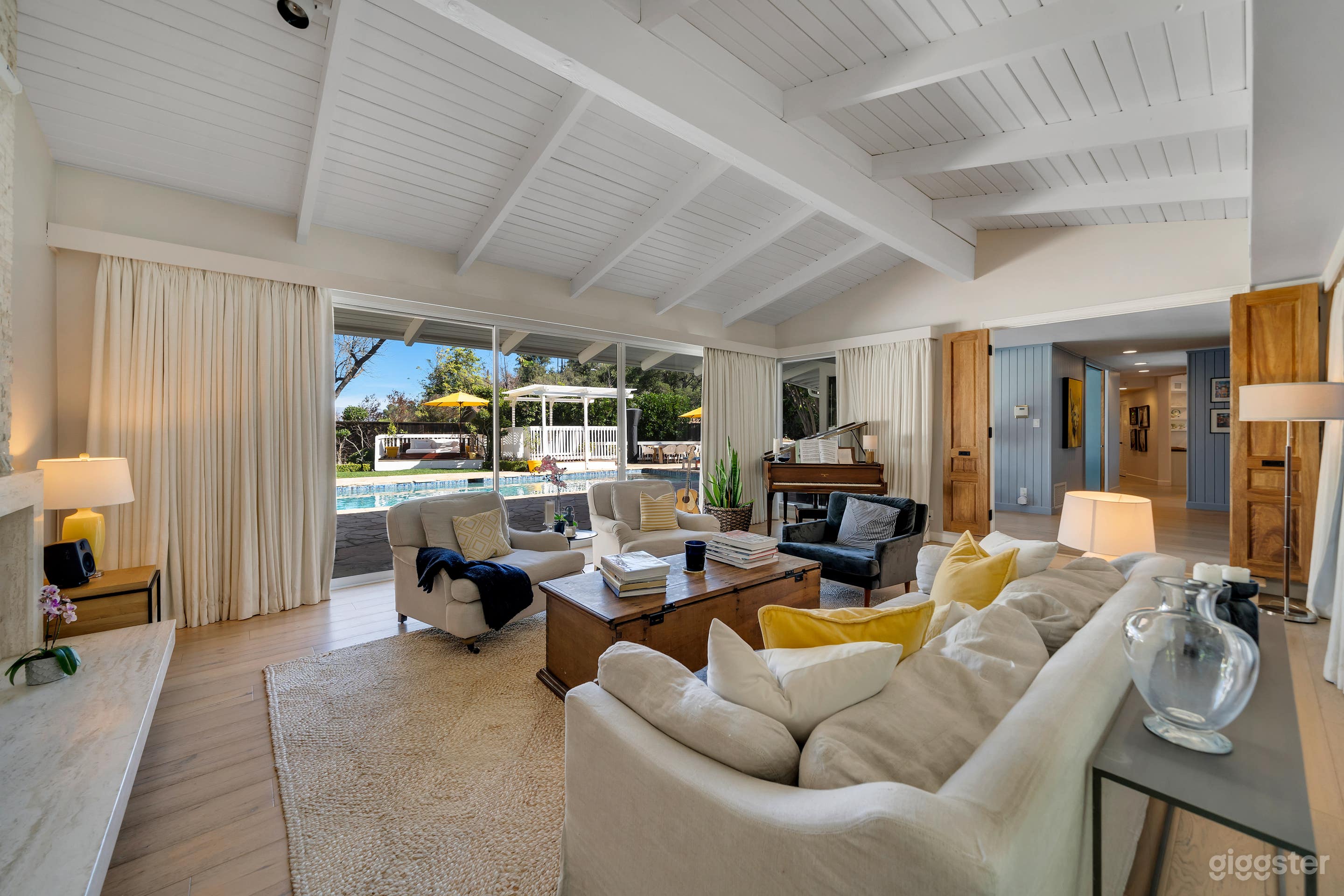 SLIM AARONS-INSPIRED RANCH: CHIC 60'S OASIS Photo 2