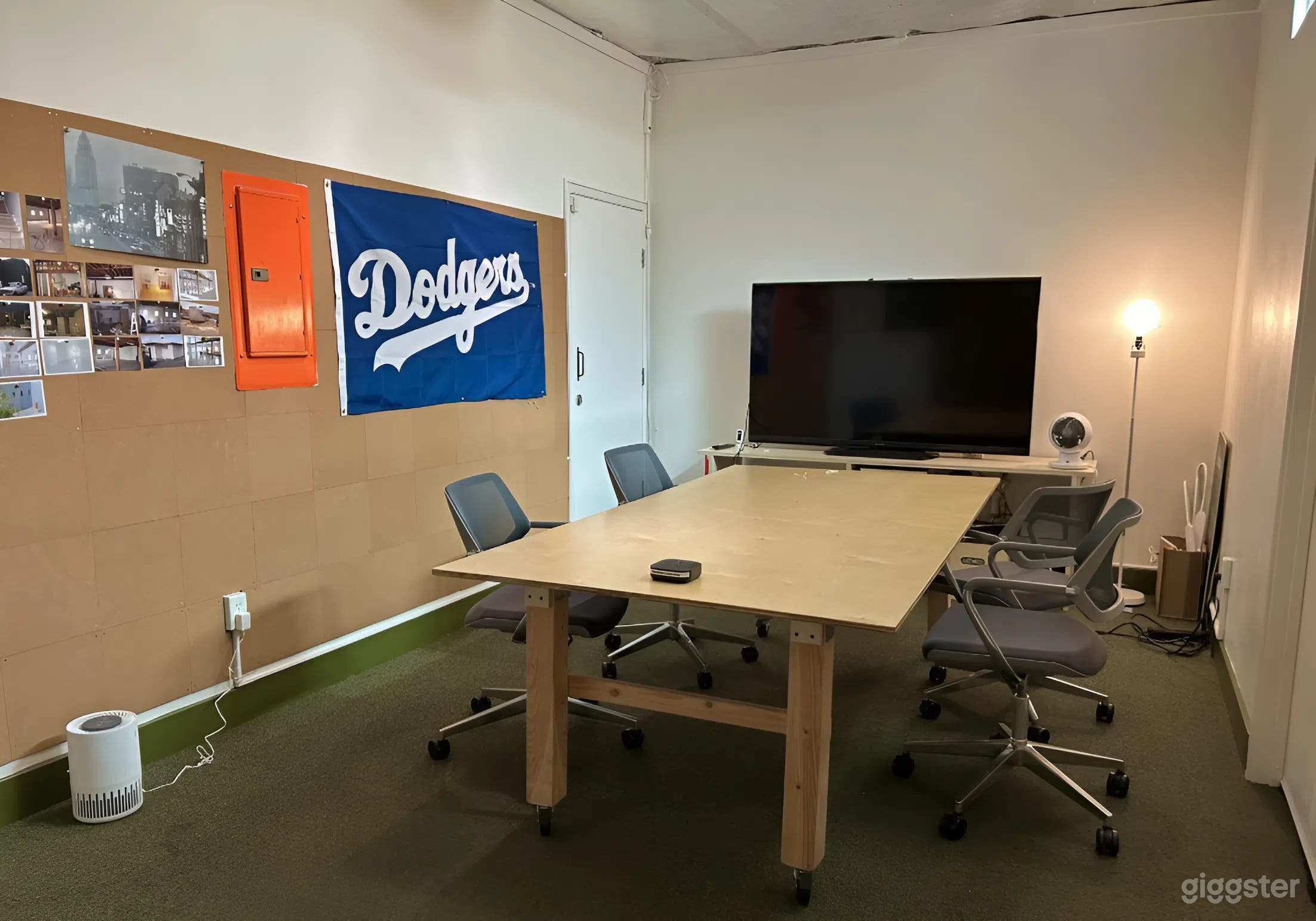 Private Meeting Room for 2–6 in Modern Workspace Photo 1