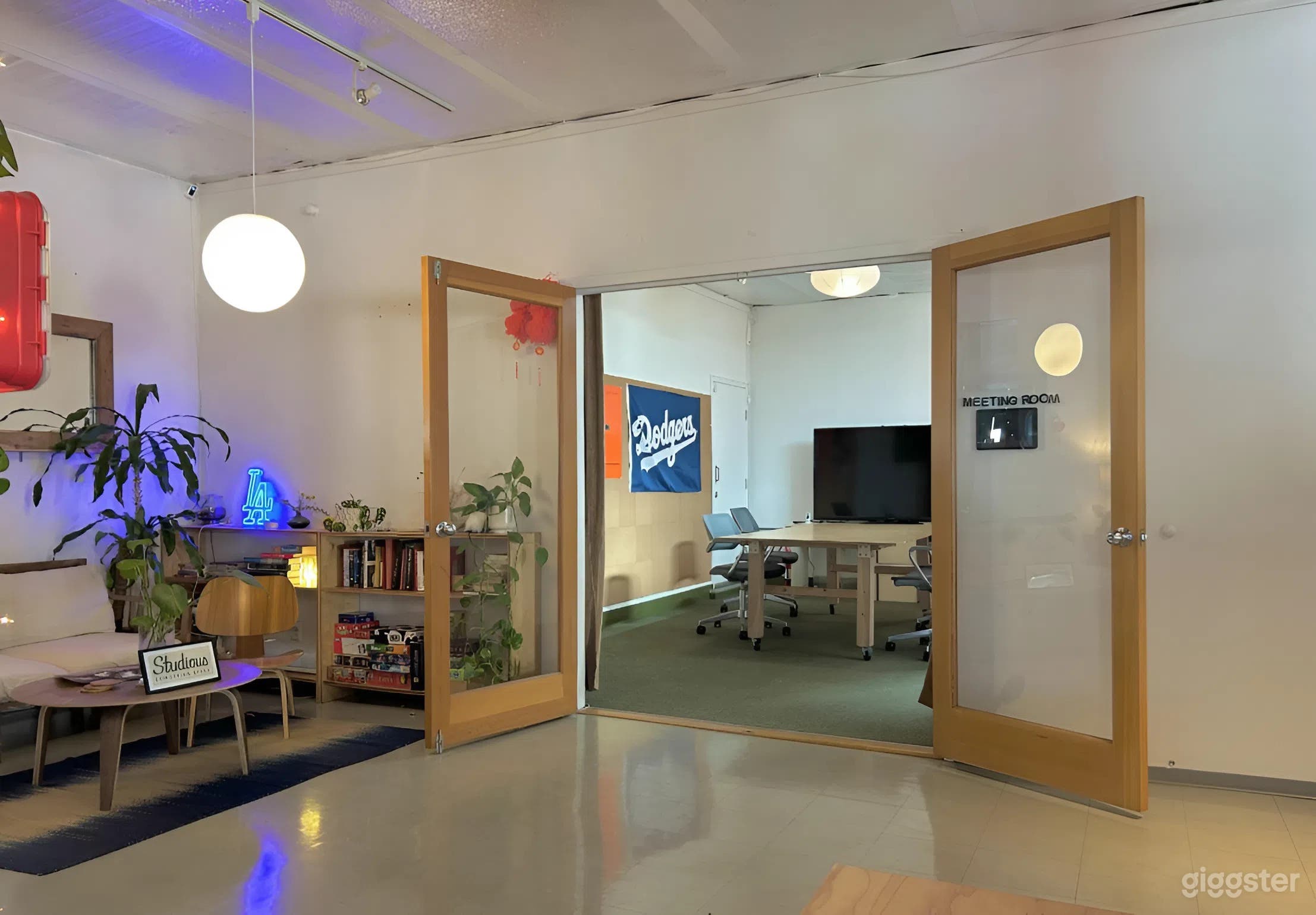 Private Meeting Room for 2–6 in Modern Workspace Photo 3