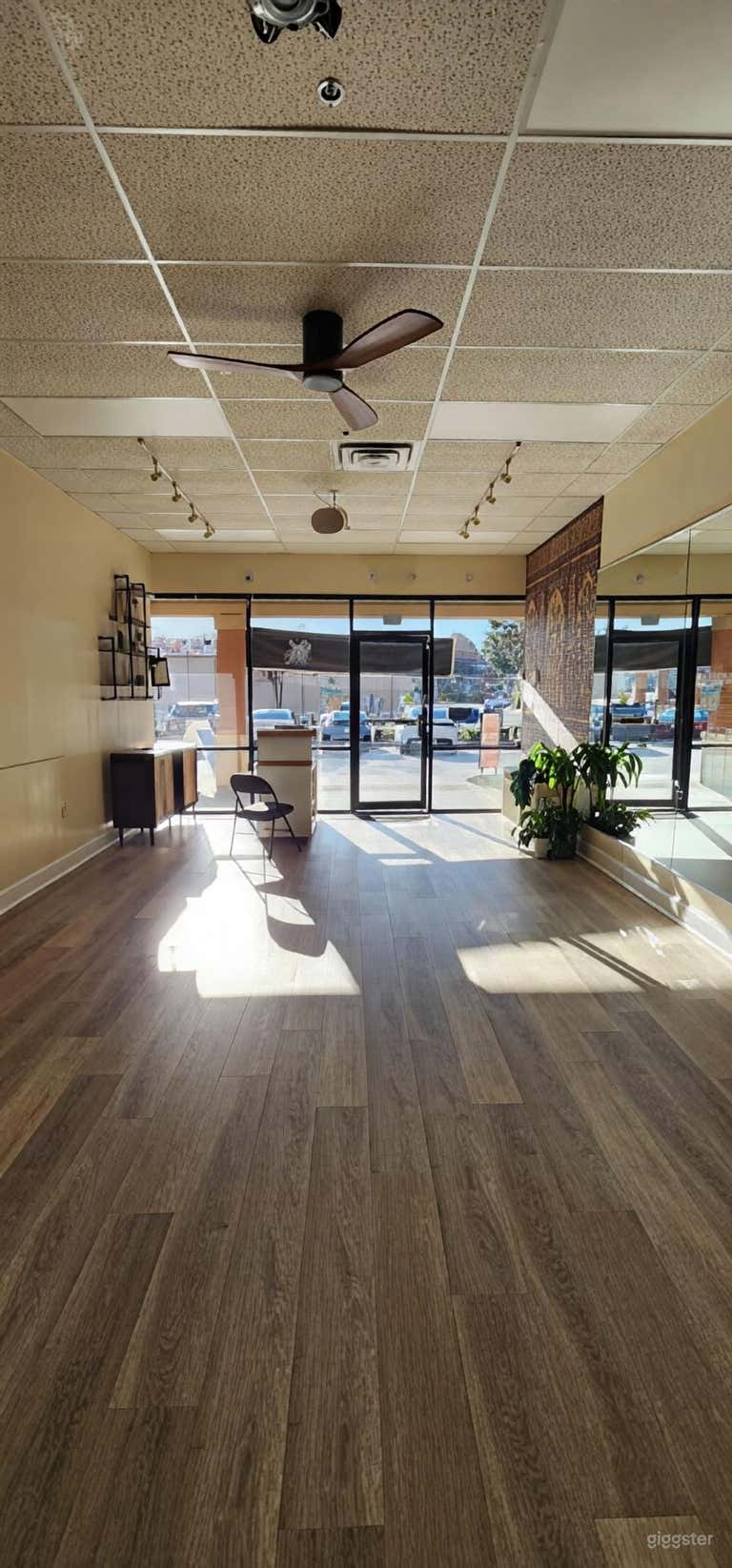  Mirrored Dance Studio for Film, Reels & Photo Shoots 
