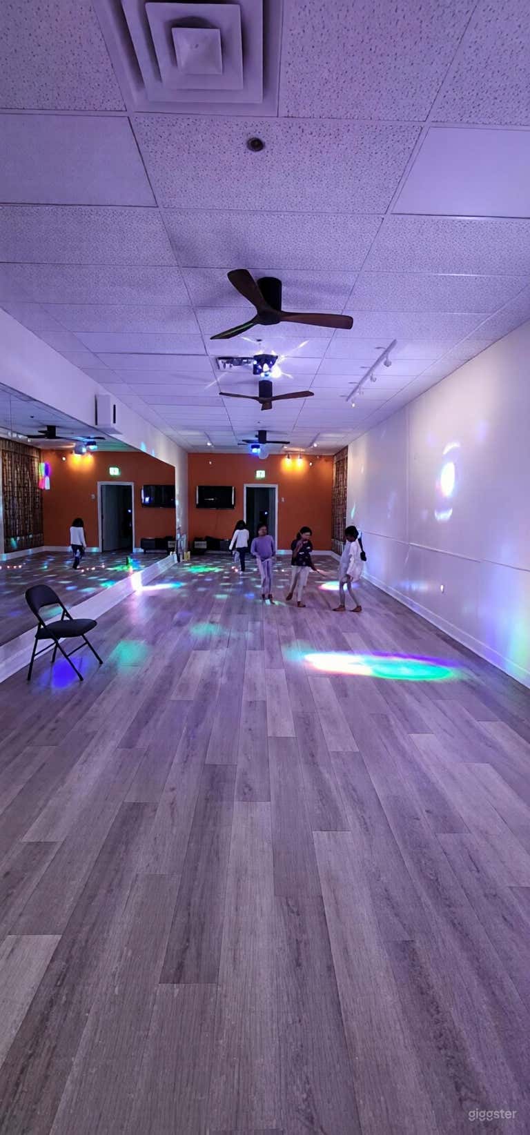  Mirrored Dance Studio for Film, Reels & Photo Shoots 