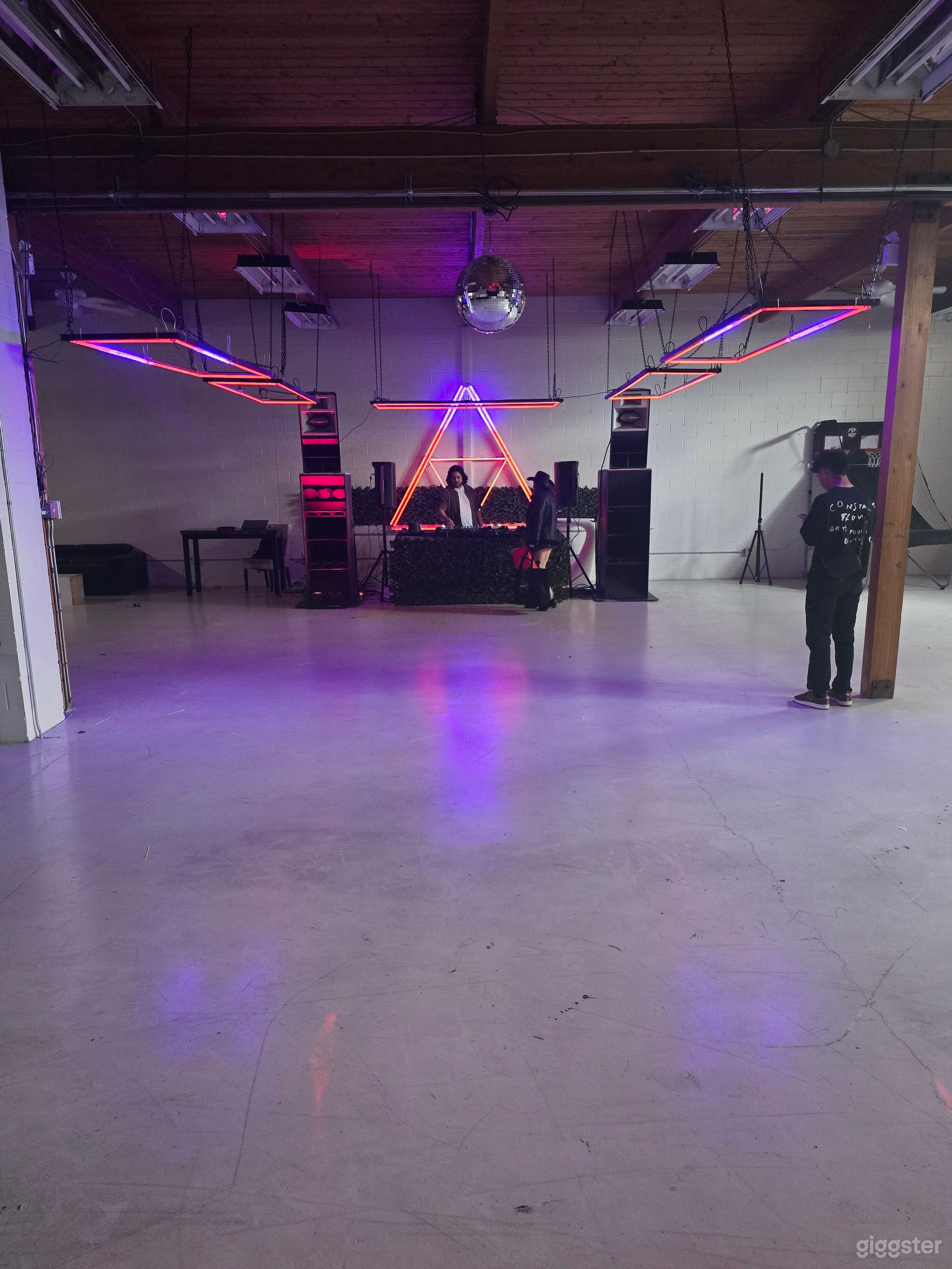 LARGE MULTIPURPOSE SPACE! DOWNTOWN VANCOUVER! Photo 2