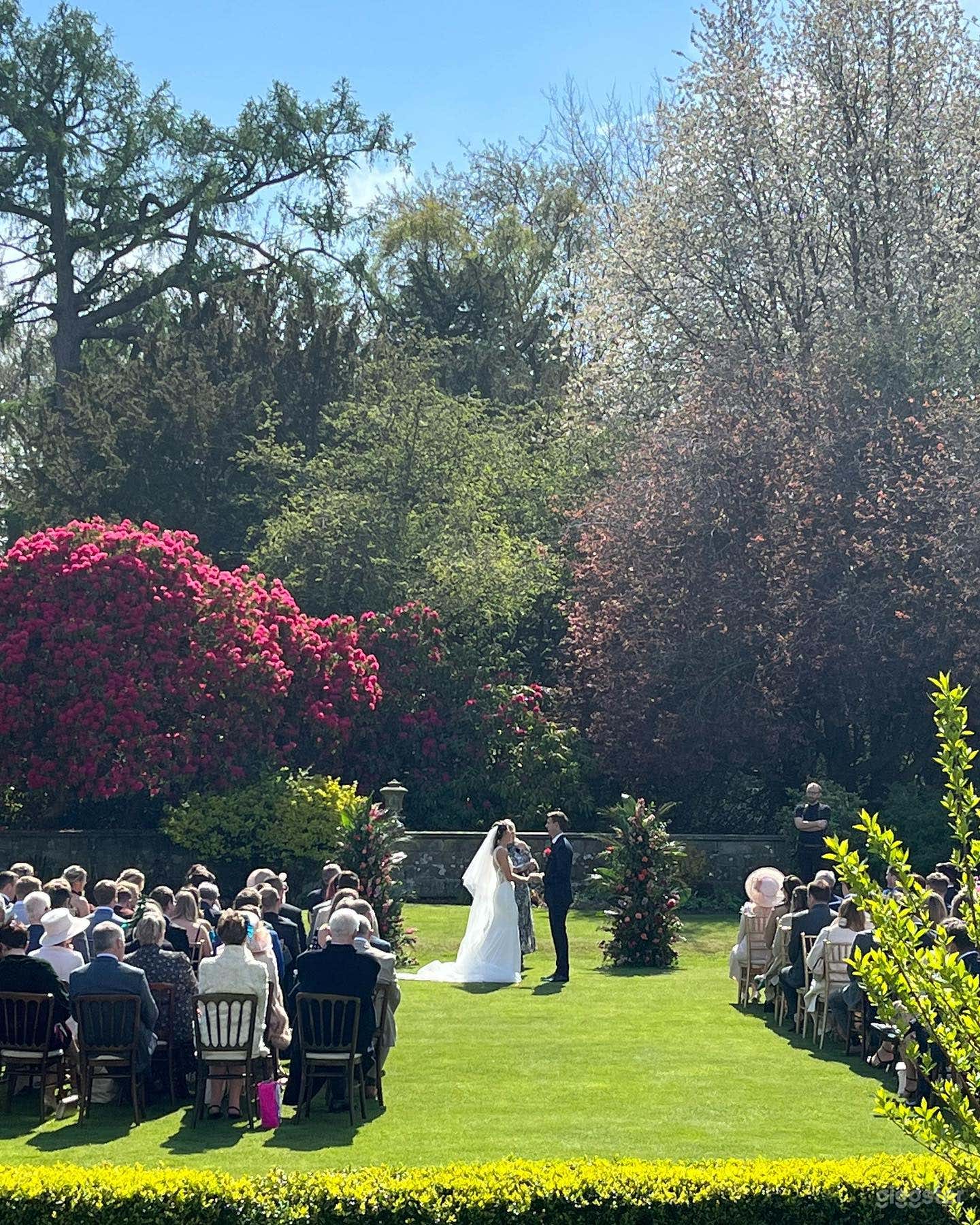 Bright Outdoor Garden for Intimate &amp; Grand Events Photo 3