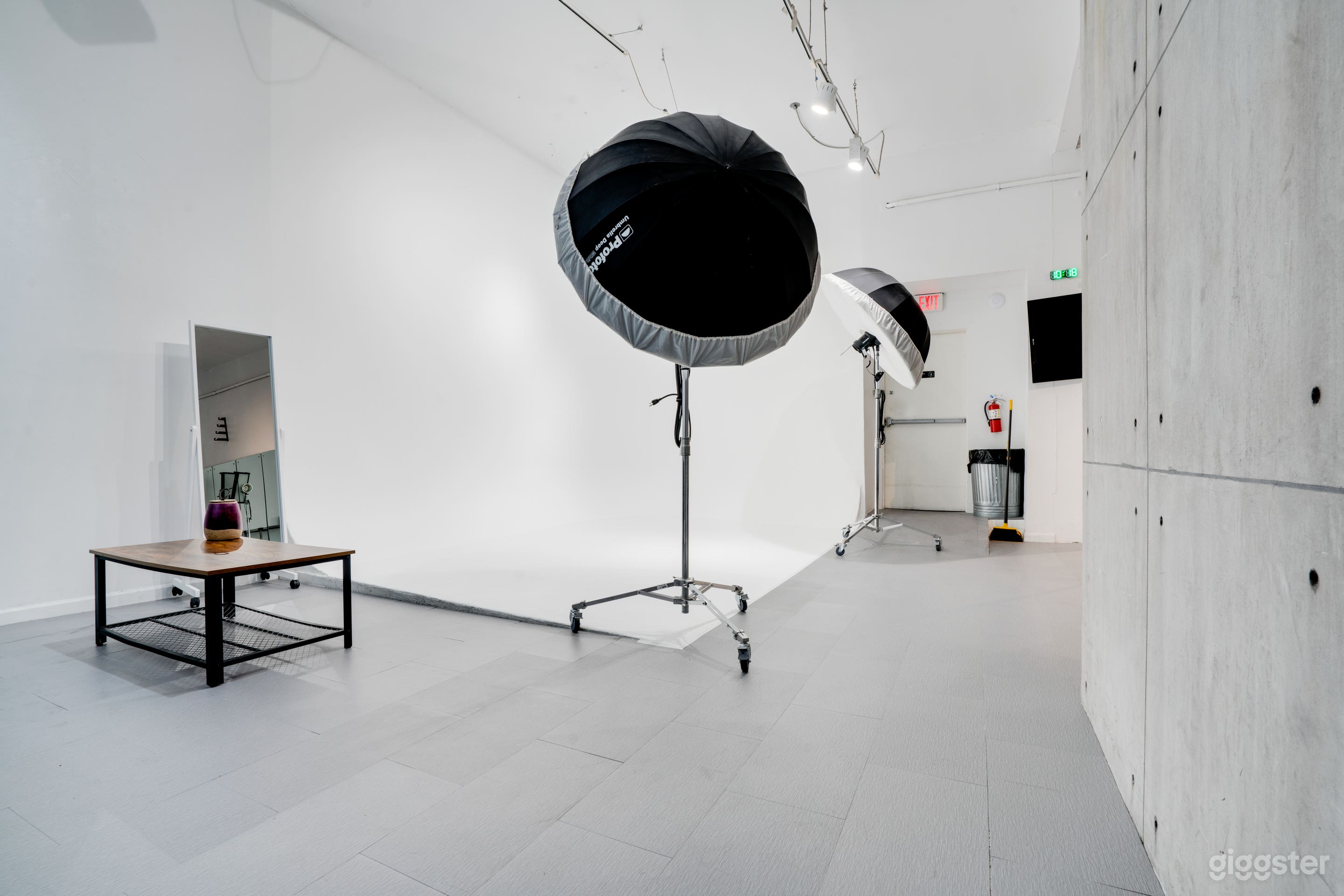 Private Fully Equipped Photo Studio Midtown Miami Photo 3