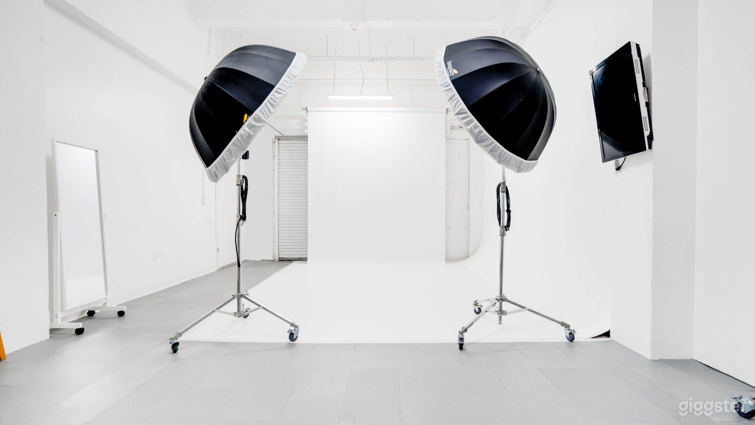 Private Fully Equipped Photo Studio Midtown Miami Photo 1