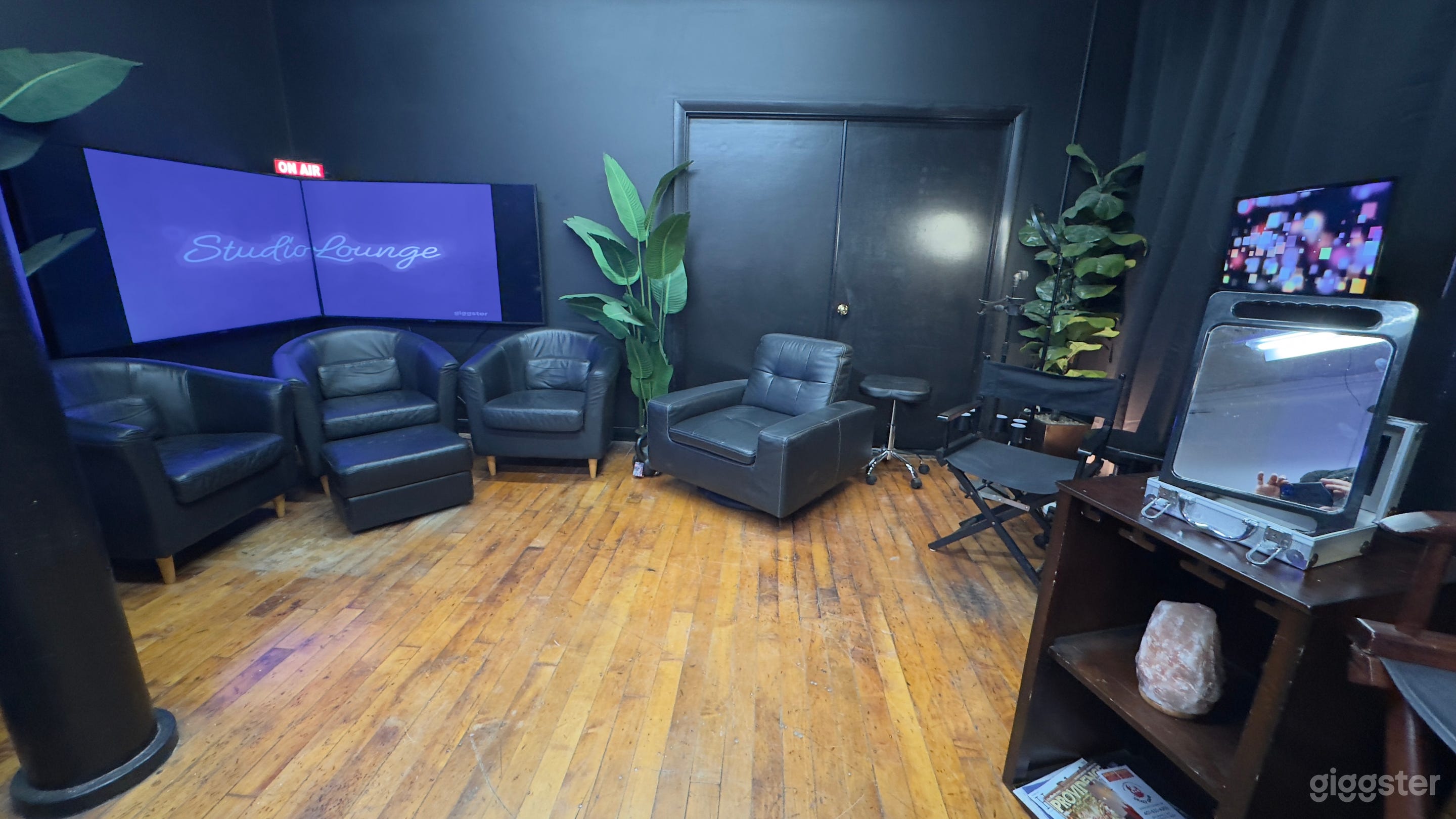 Studio Lounge Photo 3
