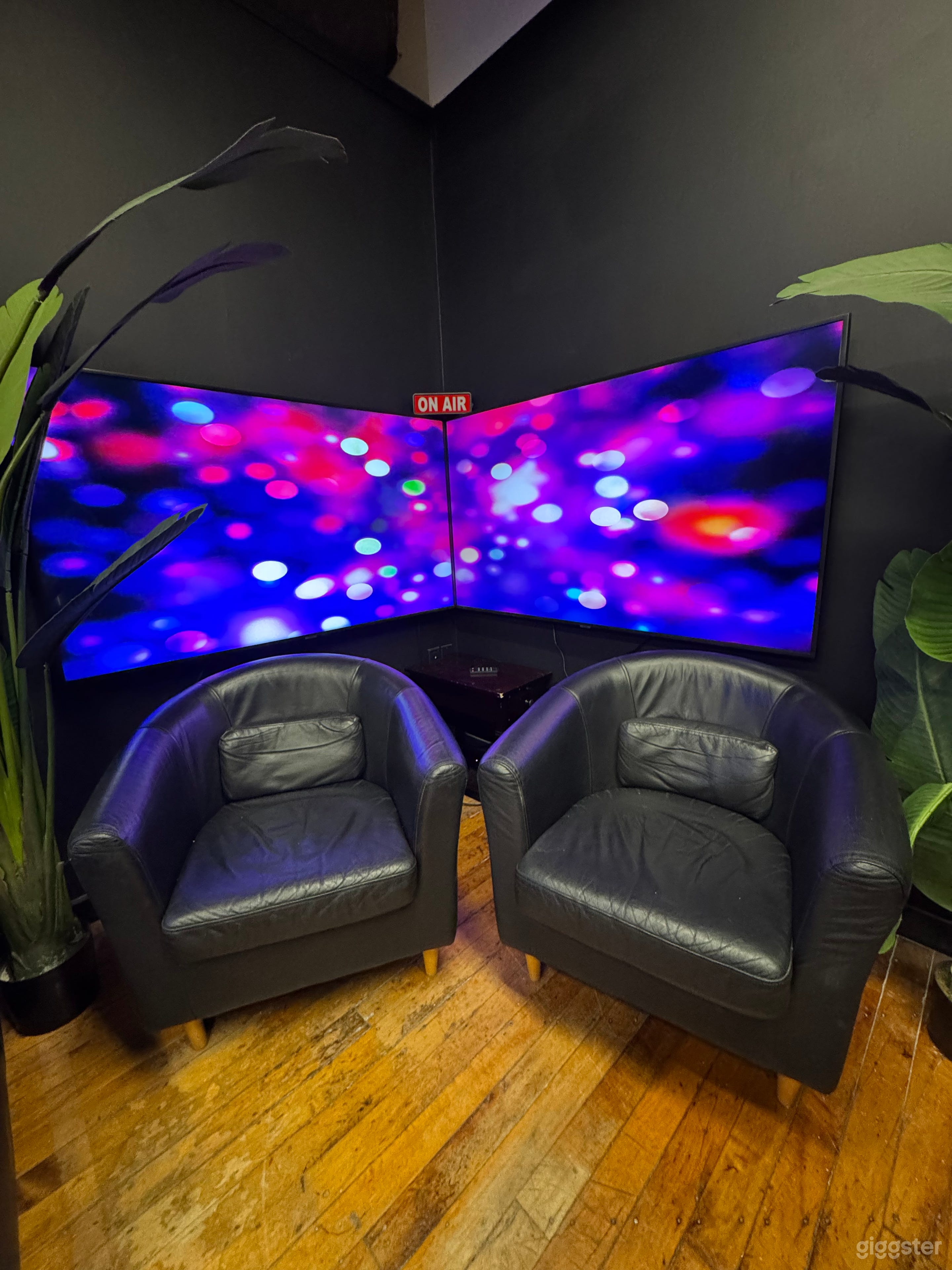 Studio Lounge Photo 1