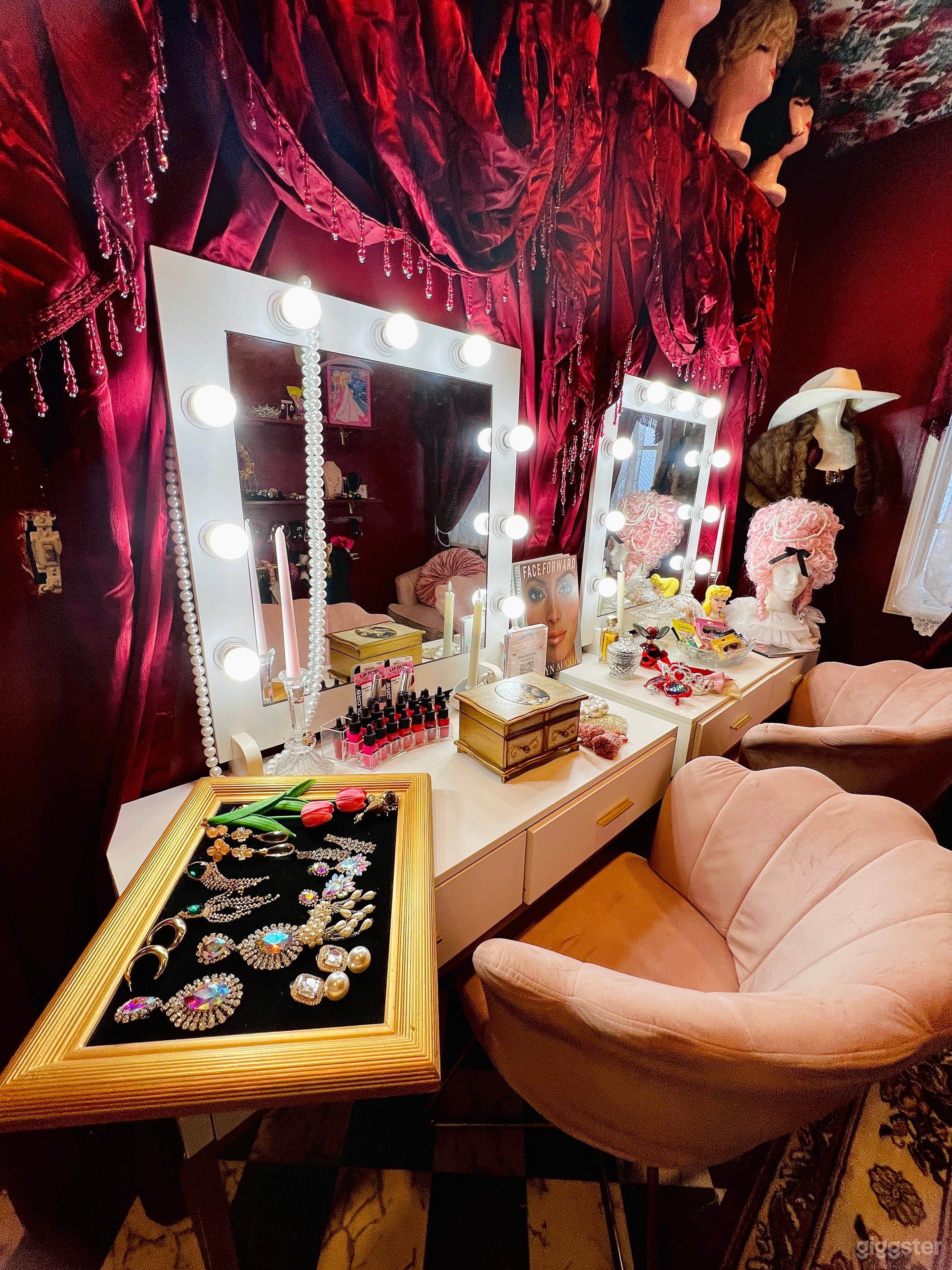 Boudoir room with accessories