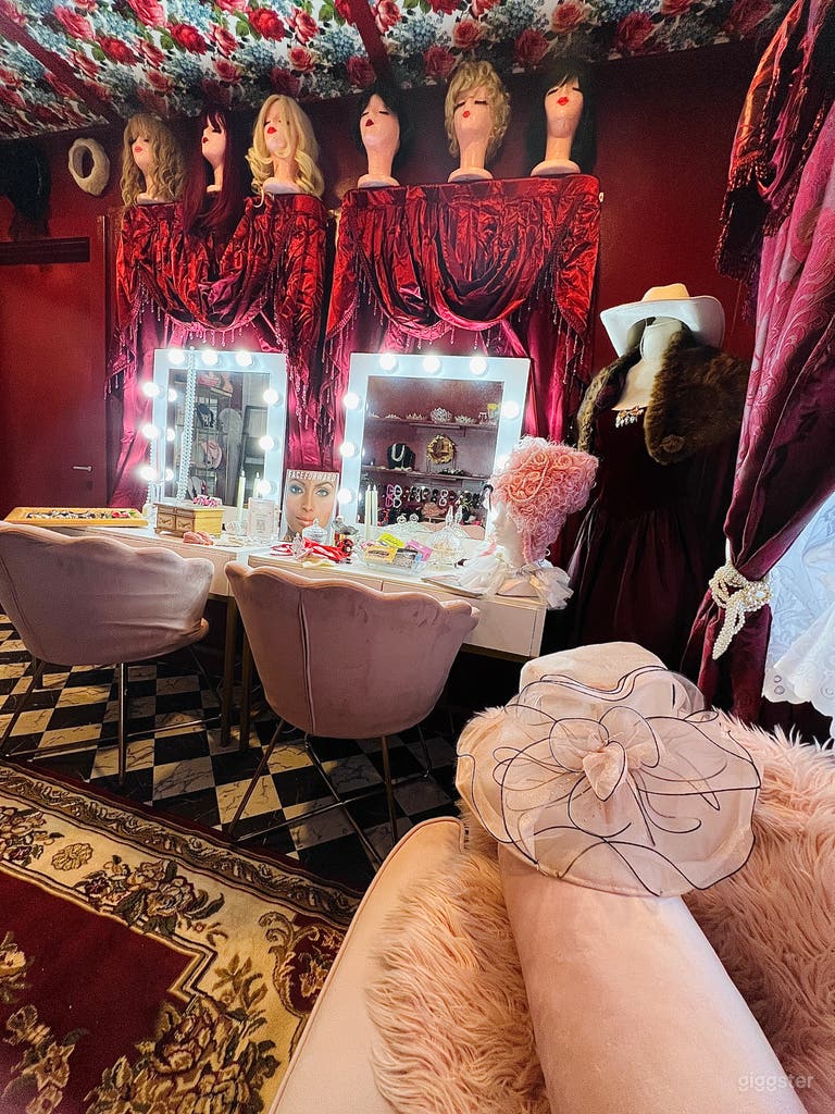  Boudoir room with accessories 
