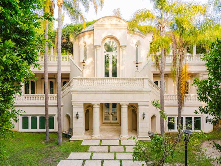  MEDITERRANEAN OPULENCE IN BEVERLY HILLS 