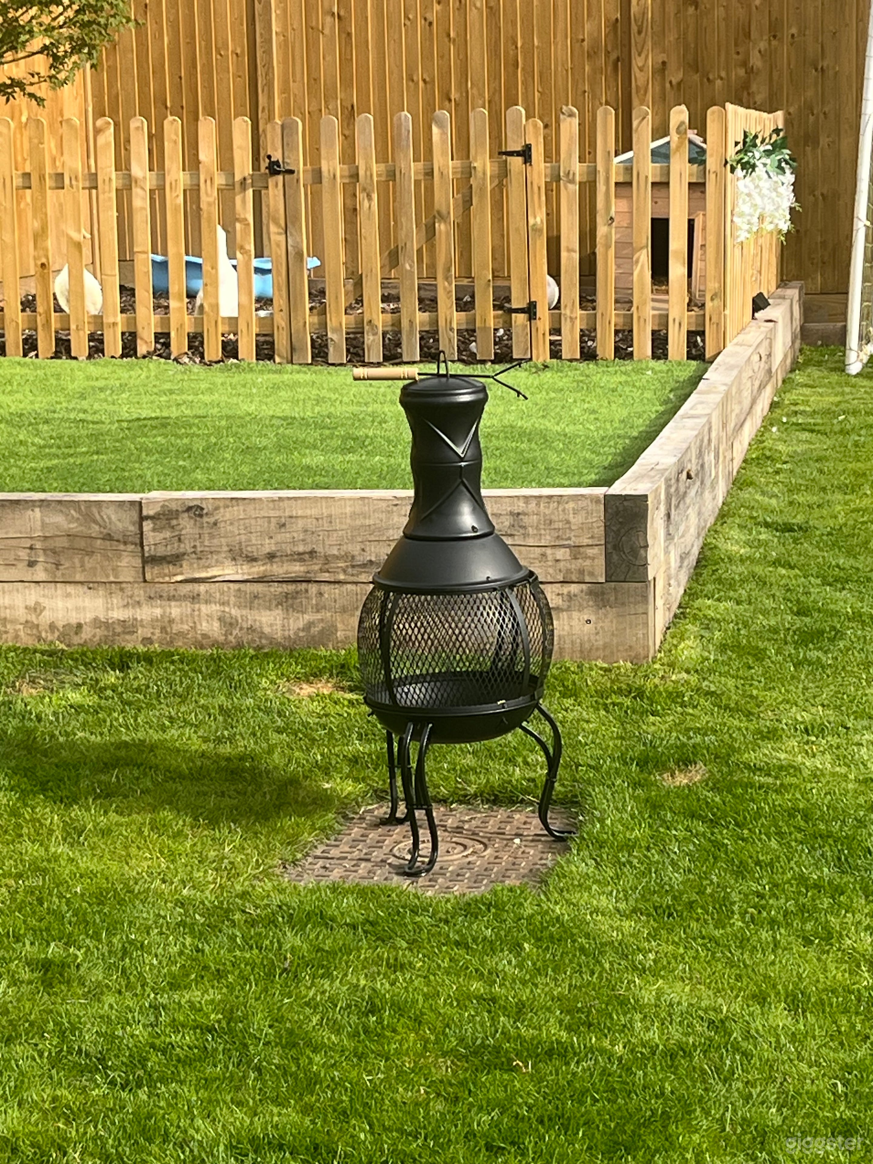 Detached typical British outdoor Garage Photo 3