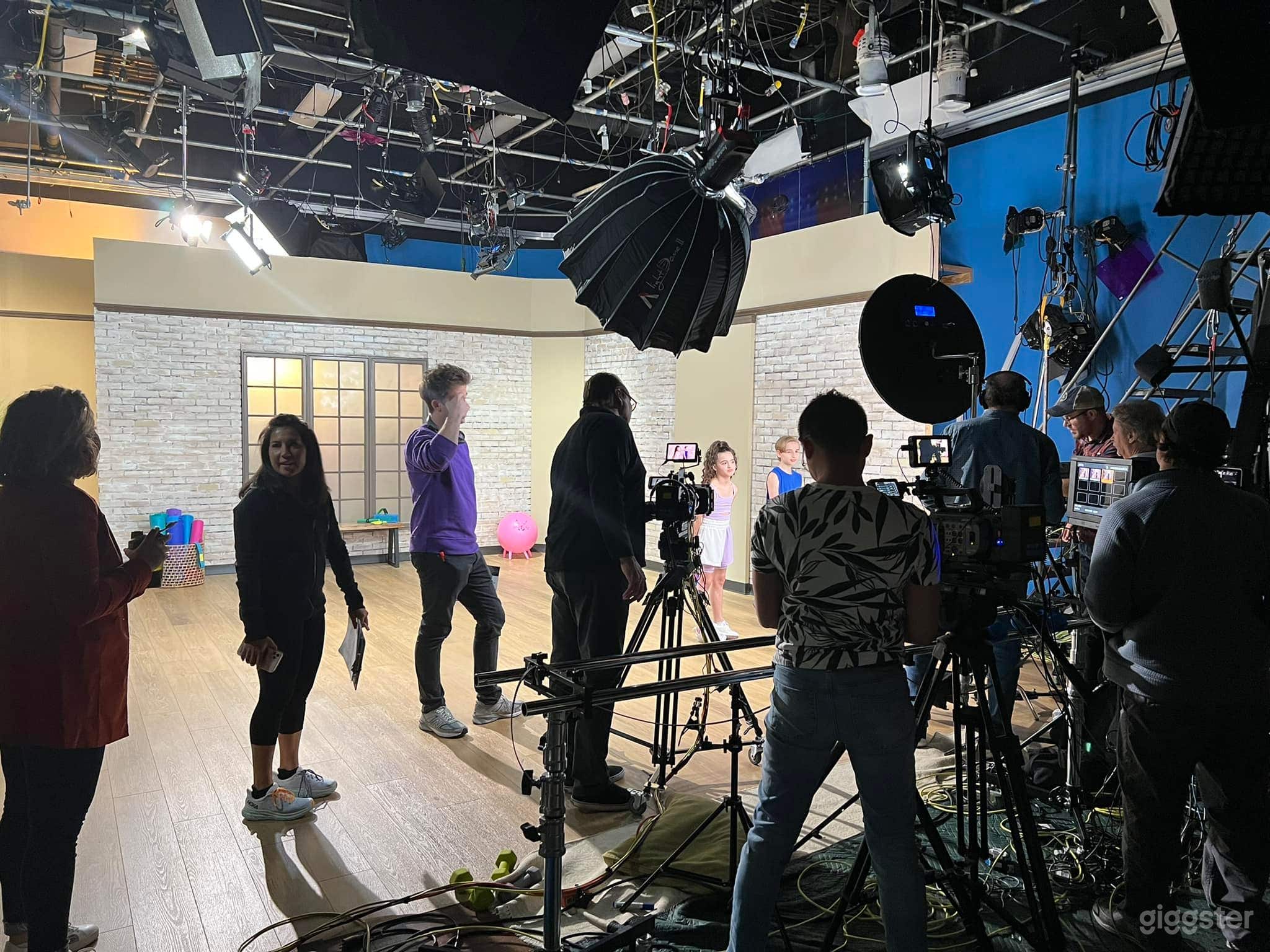 Pre-lit Video/Broadcast/Photo Studio  Photo 2