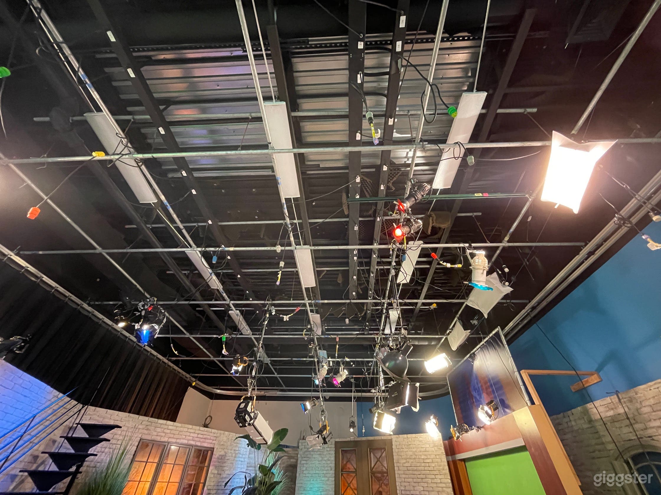 Pre-lit Video/Broadcast/Photo Studio  Photo 4